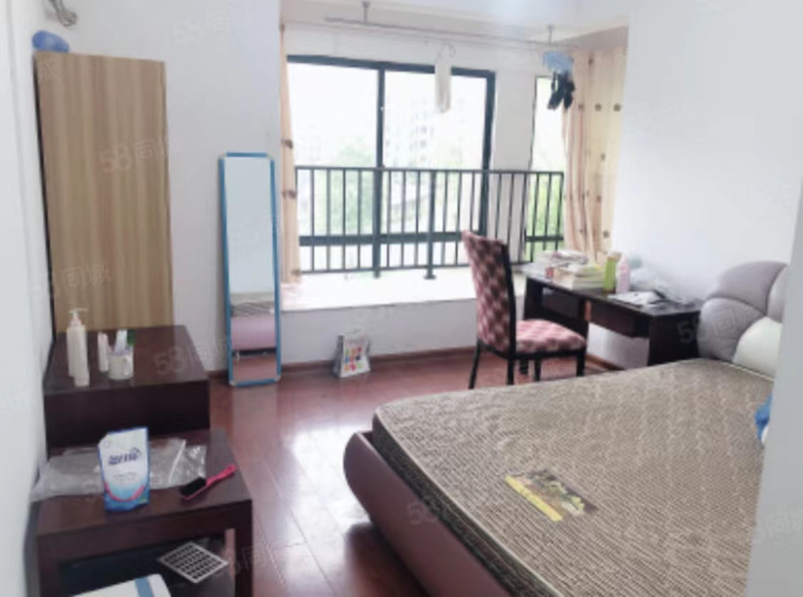 山水文园 5室1厅5卫 82.0万 山水文园 5室1厅5卫 82.0万客厅