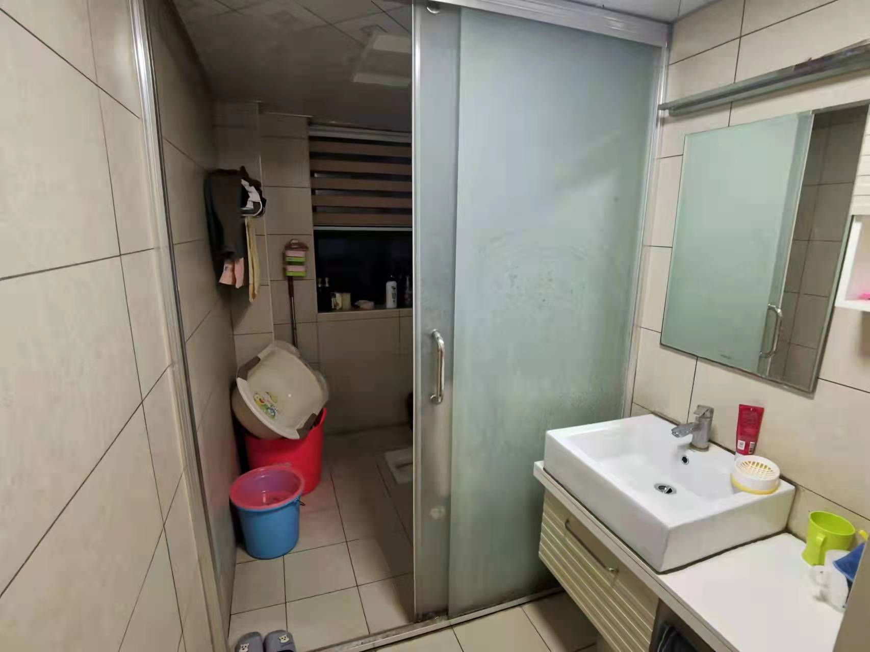 水岸花城(翠堤湾) 4室2厅2卫 93.0万 水岸花城(翠堤湾) 4室2厅2卫 93.0万客厅