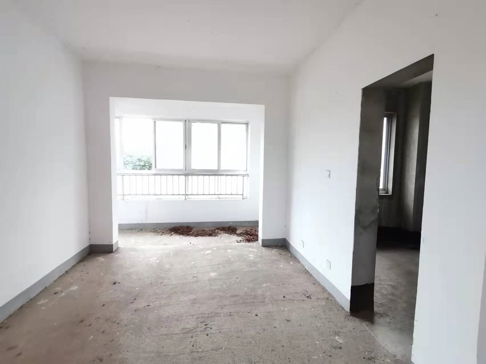 红盾雅园 6室4厅2卫 108.0万 红盾雅园 6室4厅2卫 108.0万客厅