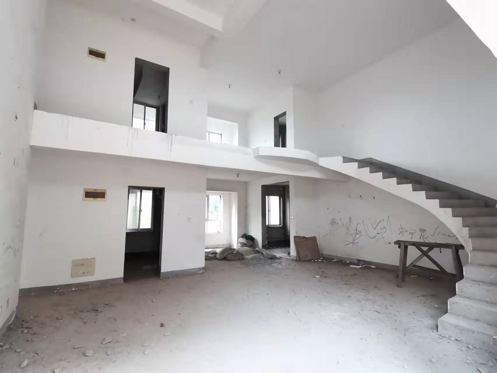 红盾雅园 6室4厅2卫 108.0万 红盾雅园 6室4厅2卫 108.0万客厅