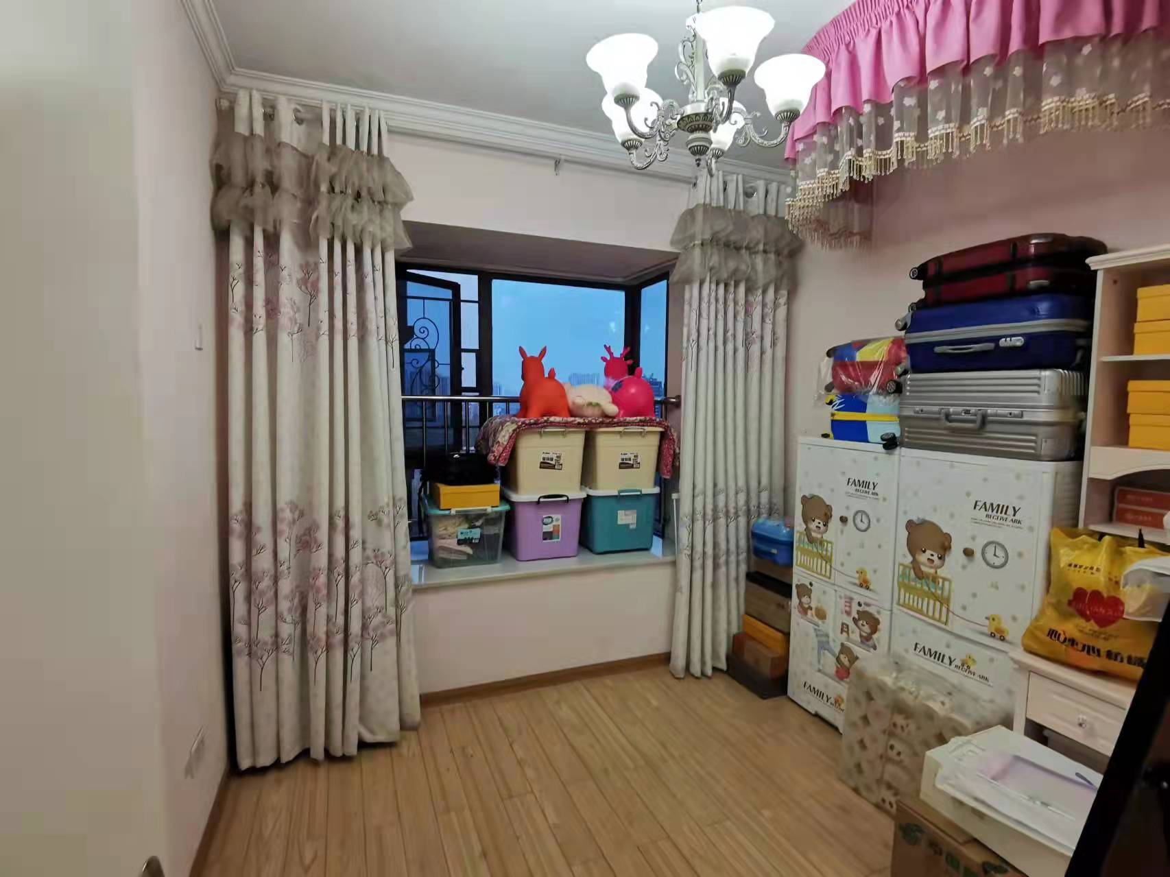 水岸花城(翠堤湾) 4室2厅2卫 93.0万 水岸花城(翠堤湾) 4室2厅2卫 93.0万客厅