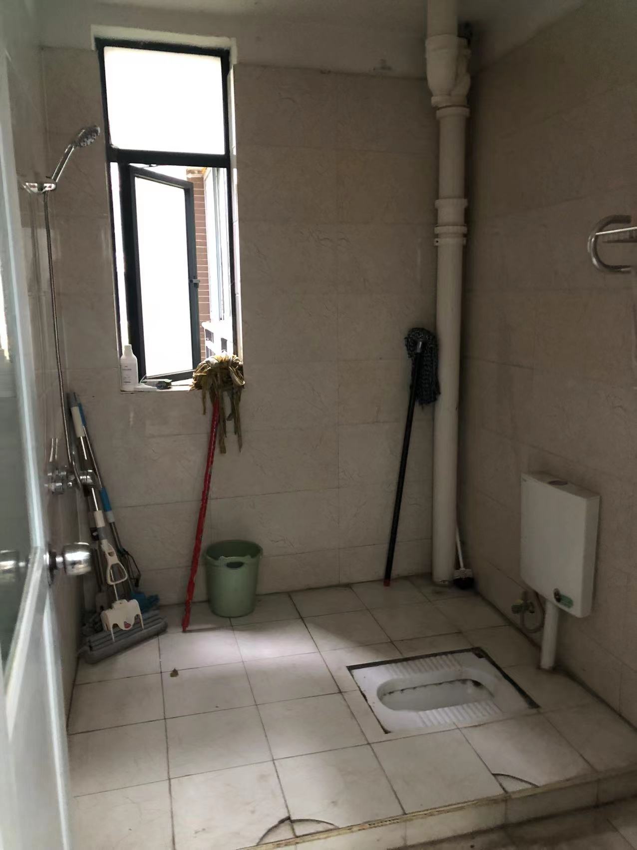 山水文园 5室1厅5卫 82.0万 山水文园 5室1厅5卫 82.0万客厅