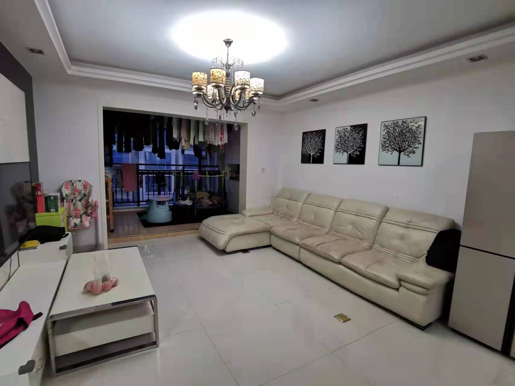 水岸花城(翠堤湾) 4室2厅2卫 93.0万 水岸花城(翠堤湾) 4室2厅2卫 93.0万客厅