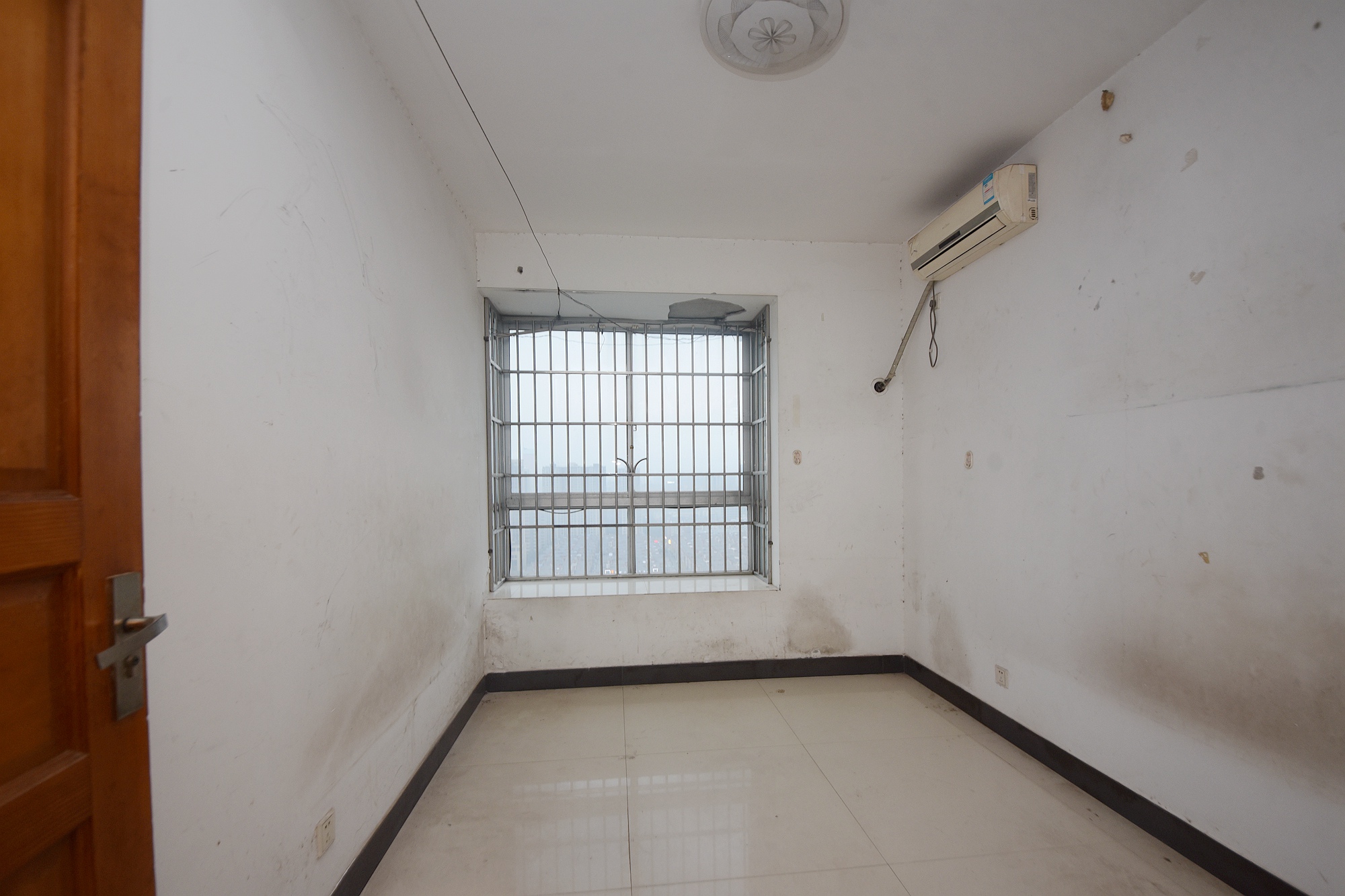 高桥现代商贸城  4室3厅2卫    118.88万卧室