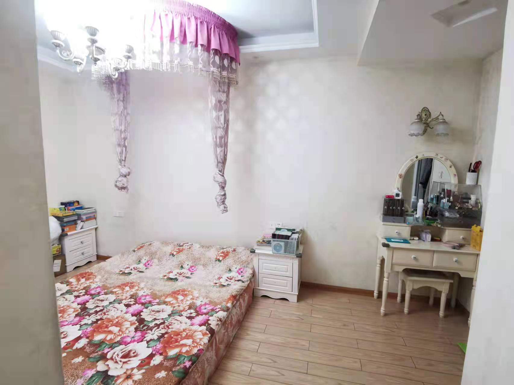 水岸花城(翠堤湾) 4室2厅2卫 93.0万 水岸花城(翠堤湾) 4室2厅2卫 93.0万客厅