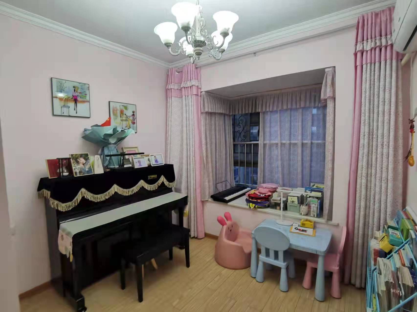 水岸花城(翠堤湾) 4室2厅2卫 93.0万 水岸花城(翠堤湾) 4室2厅2卫 93.0万客厅