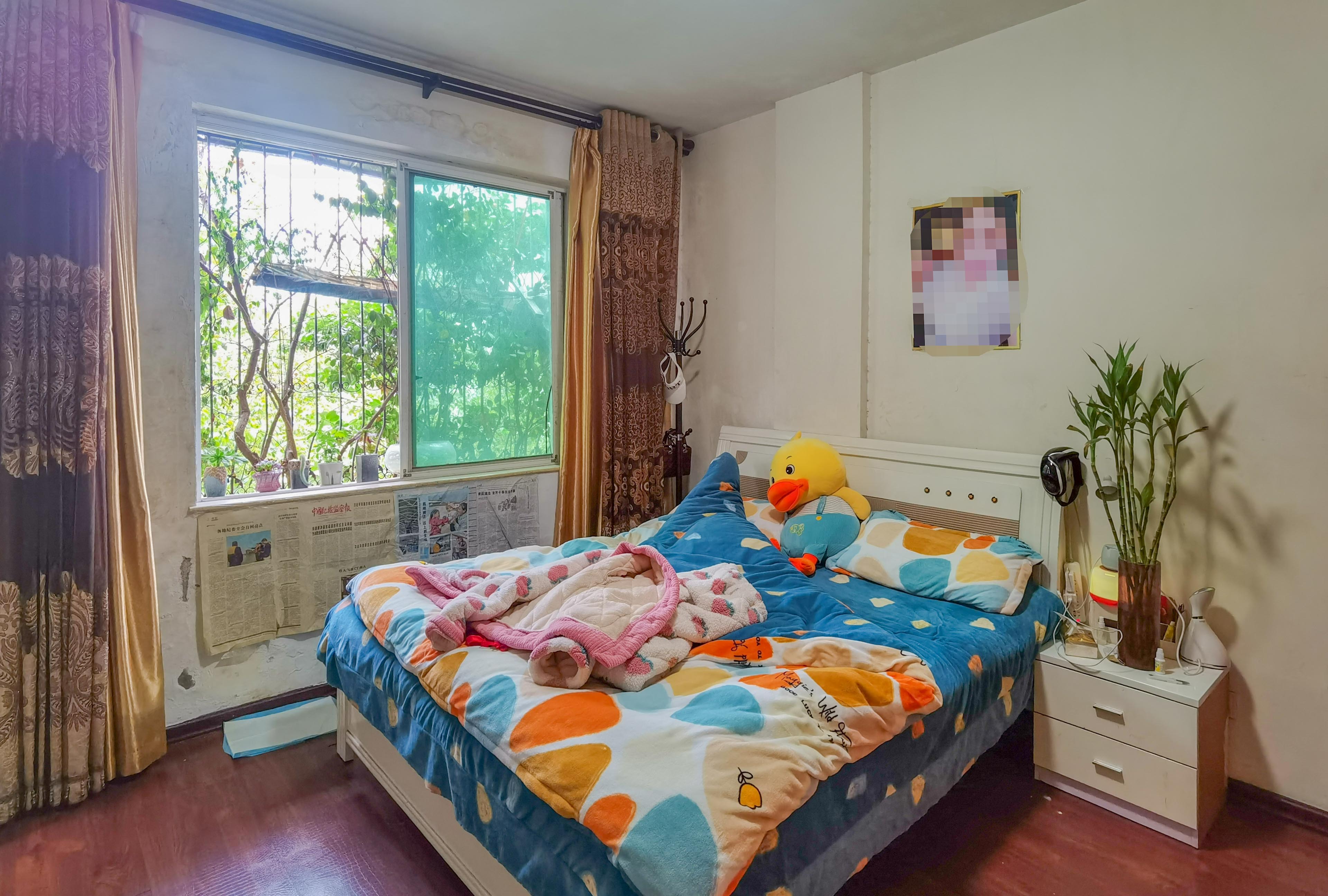 亚都花园 4室2厅2卫 69.8万 亚都花园 4室2厅2卫 69.8万客厅