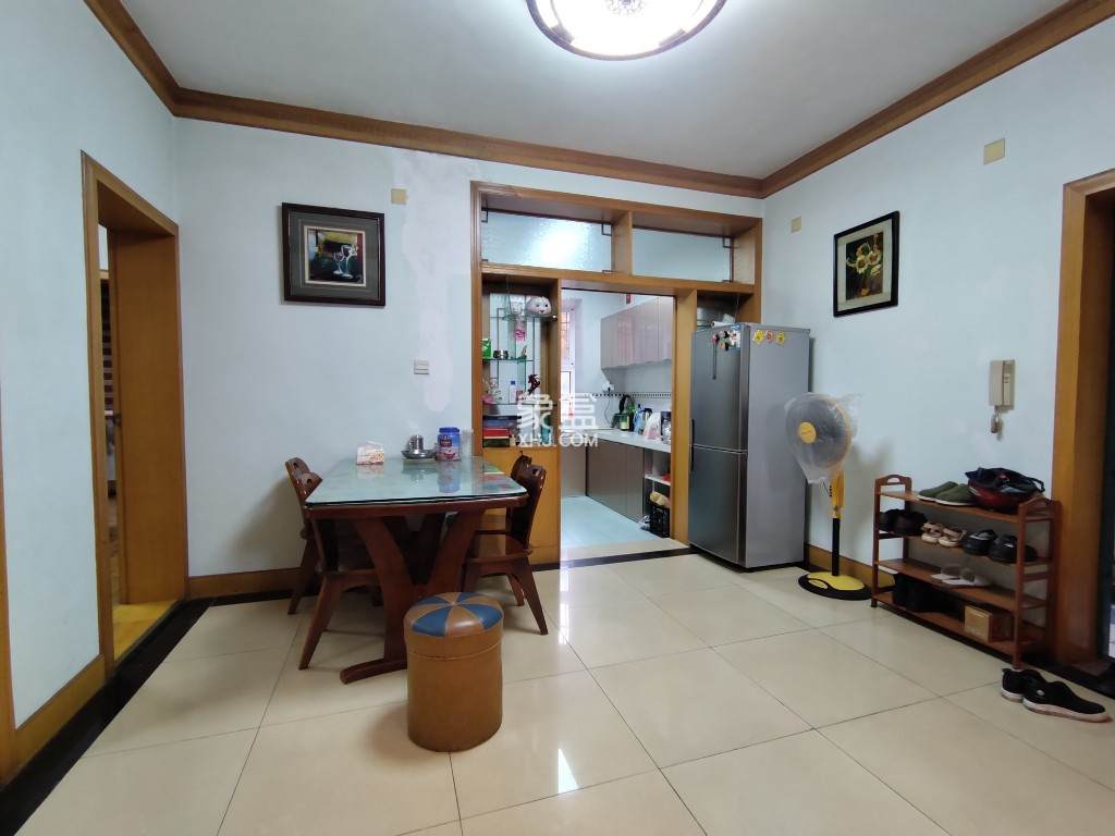 石峰山庄 3室2厅2卫 52.0万 石峰山庄 3室2厅2卫 52.0万客厅