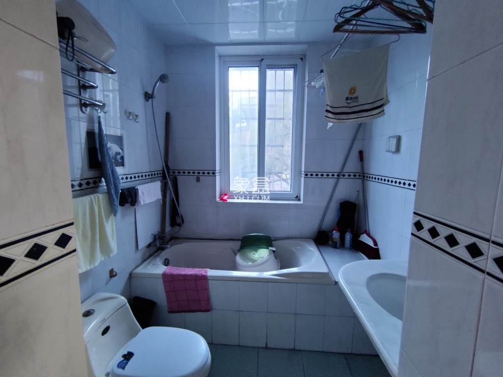 石峰山庄 3室2厅2卫 52.0万 石峰山庄 3室2厅2卫 52.0万客厅