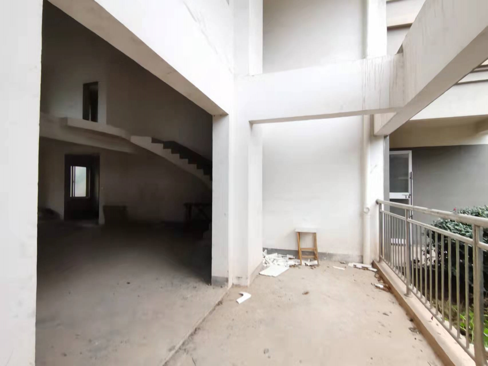 红盾雅园 6室4厅2卫 108.0万 红盾雅园 6室4厅2卫 108.0万客厅