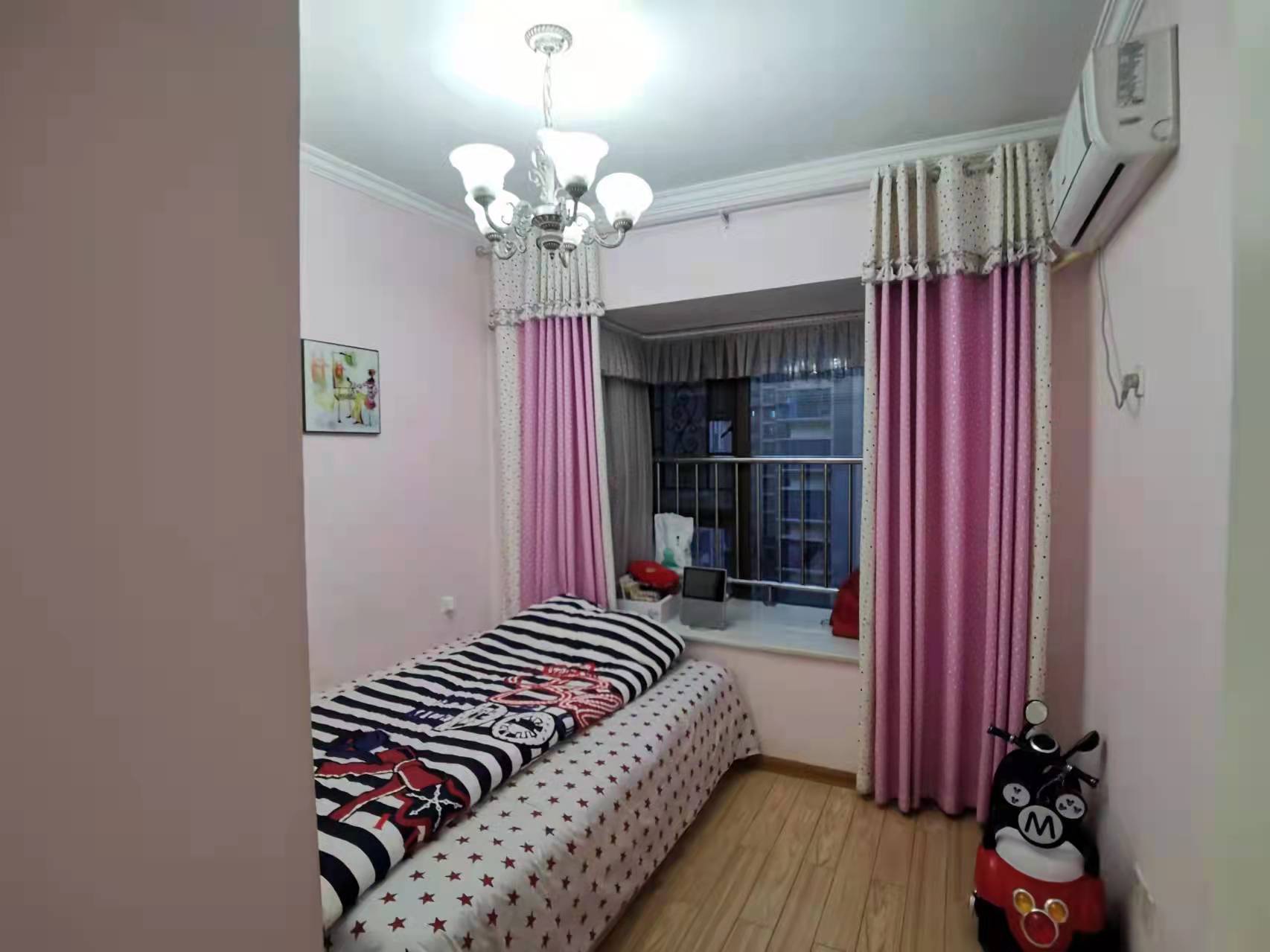 水岸花城(翠堤湾) 4室2厅2卫 93.0万 水岸花城(翠堤湾) 4室2厅2卫 93.0万客厅