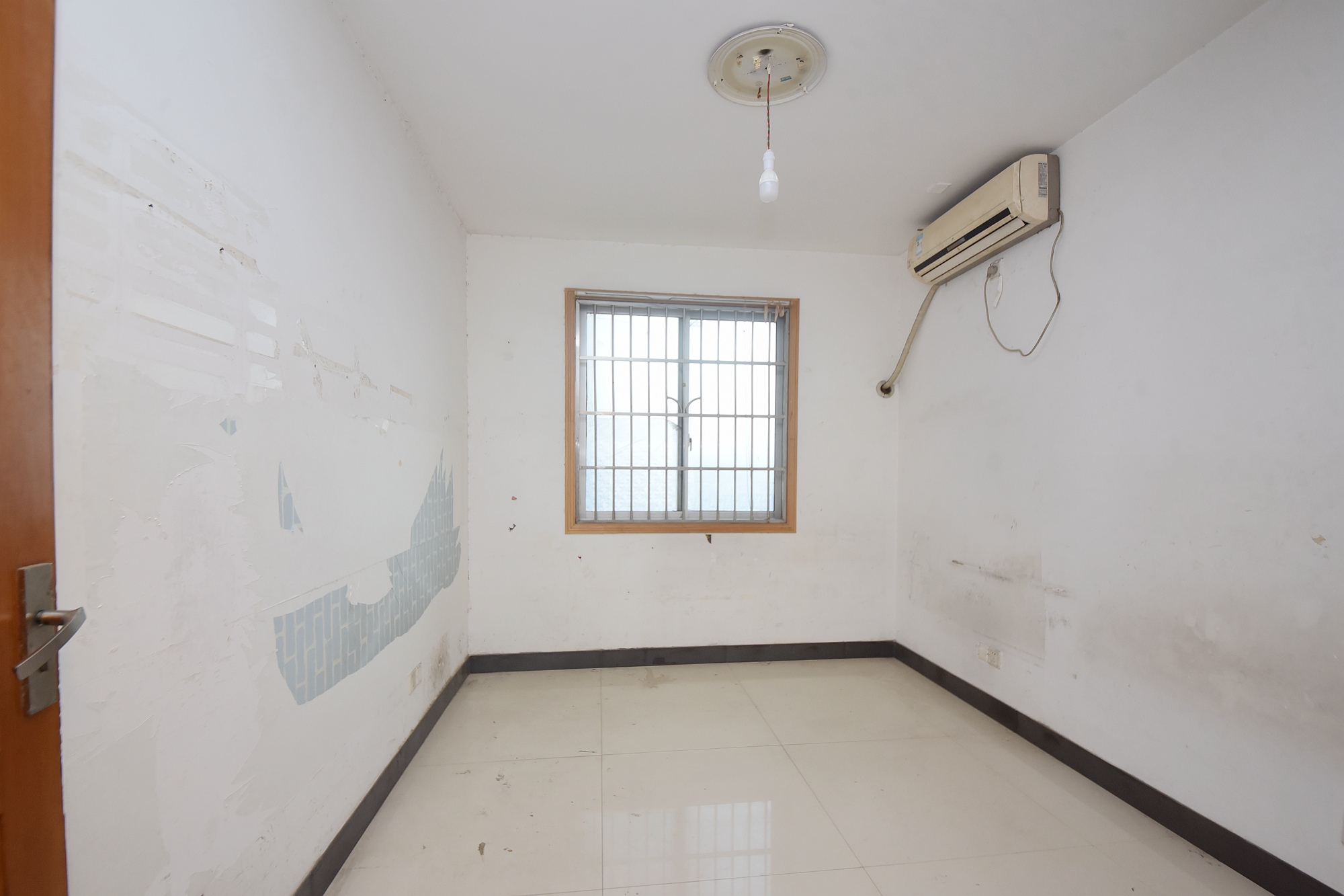 高桥现代商贸城  4室3厅2卫    118.88万卧室