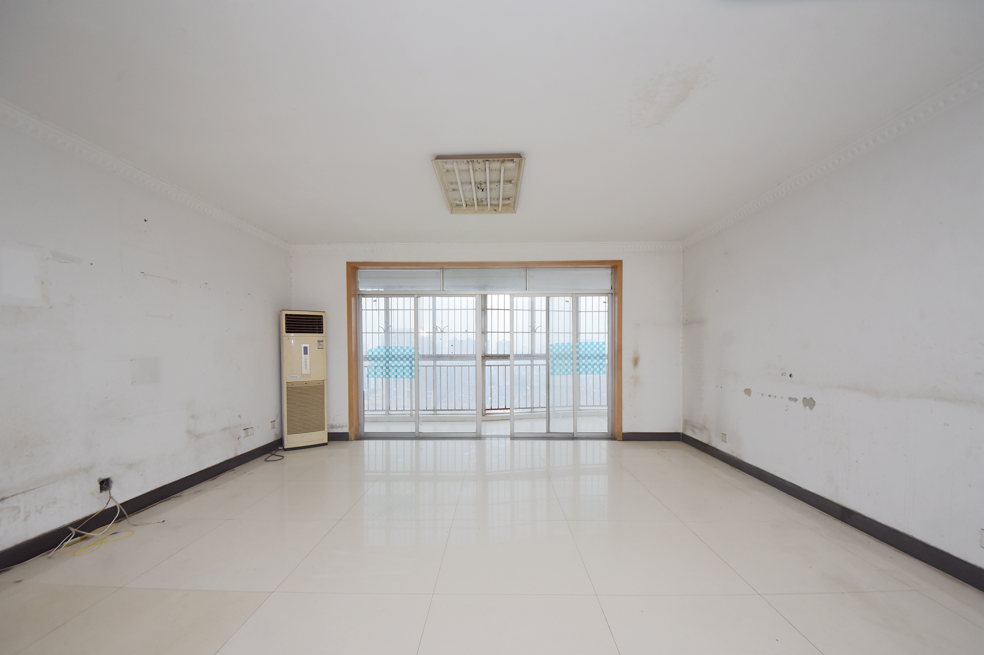 高桥现代商贸城  4室3厅2卫    118.88万客厅