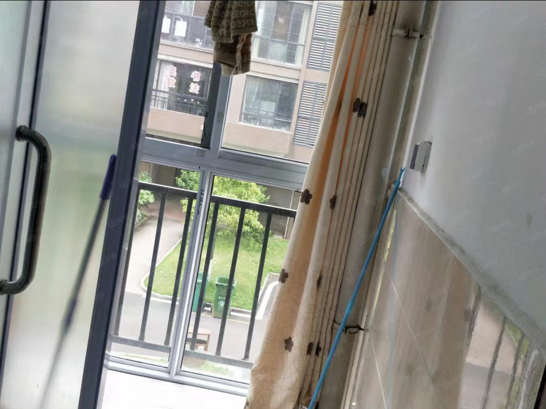 山水文园 5室1厅5卫 82.0万 山水文园 5室1厅5卫 82.0万客厅