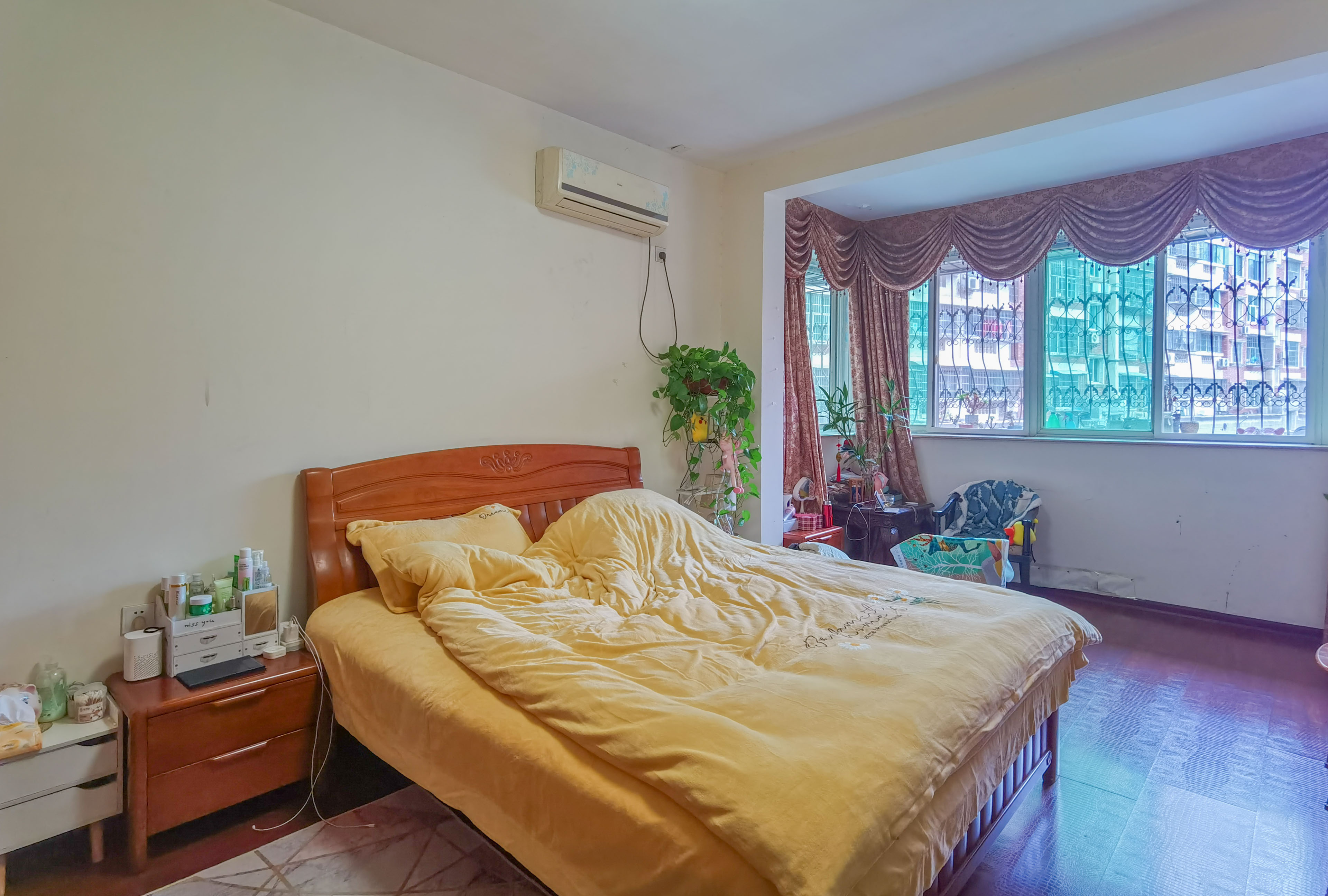 亚都花园 4室2厅2卫 69.8万 亚都花园 4室2厅2卫 69.8万客厅