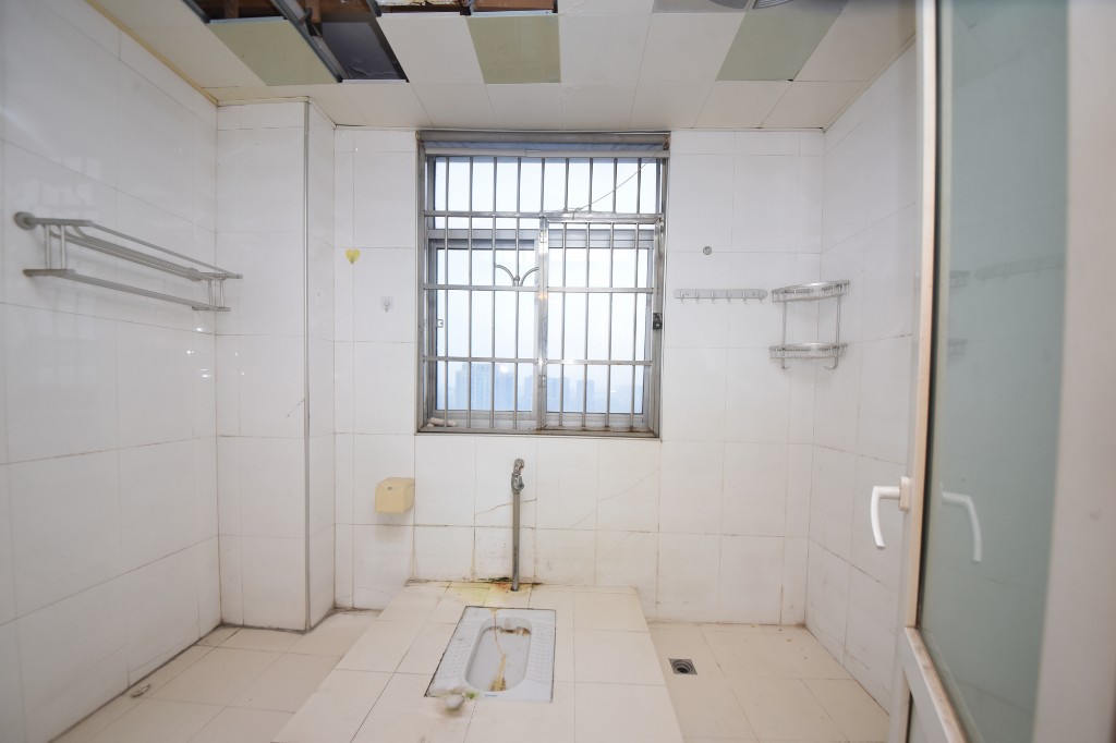 高桥现代商贸城  4室3厅2卫    118.88万卫生间