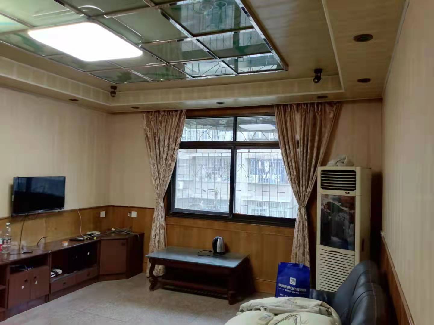 花园一村 3室2厅1卫 58.0万 花园一村 3室2厅1卫 58.0万客厅