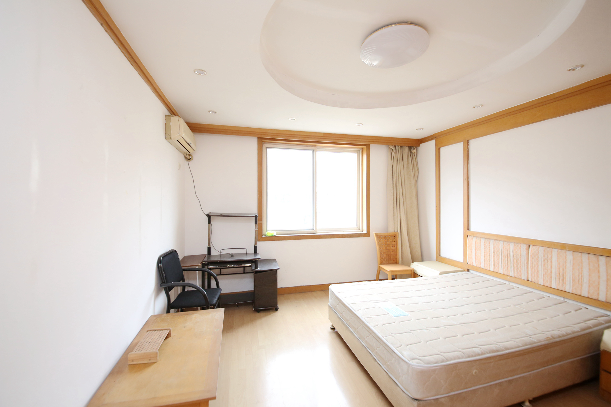 海威大厦  4室2厅2卫    105.0万卧室