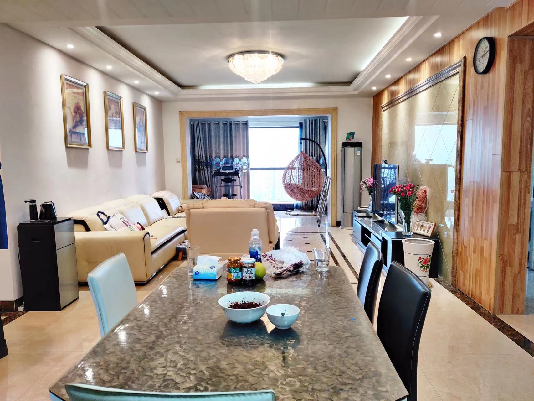 凯旋名门人民中路1006号 4室2厅2卫 105.0万 凯旋名门人民中路1006号 4室2厅2卫 105.0万客厅