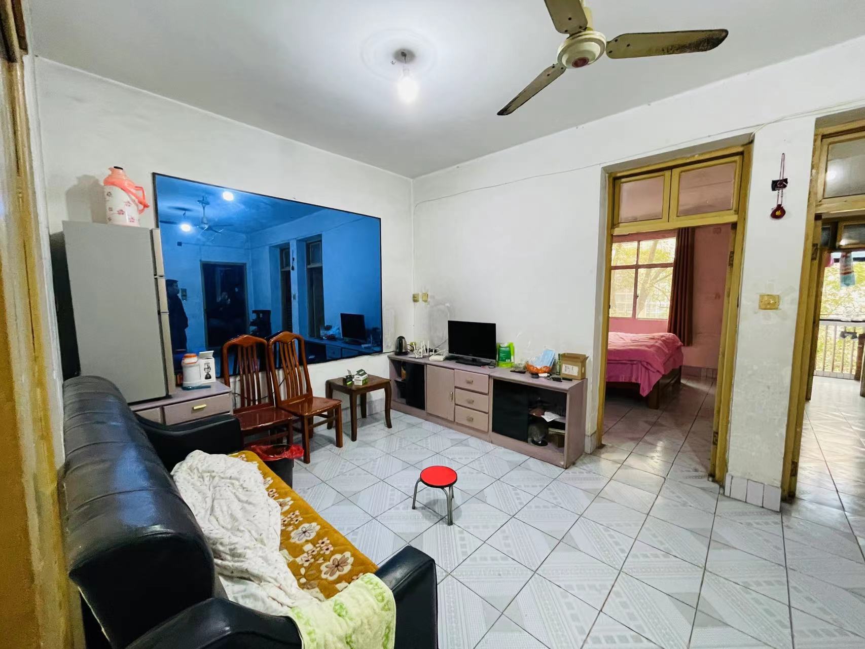 荷叶五村 2室2厅1卫 27.0万 荷叶五村 2室2厅1卫 27.0万客厅