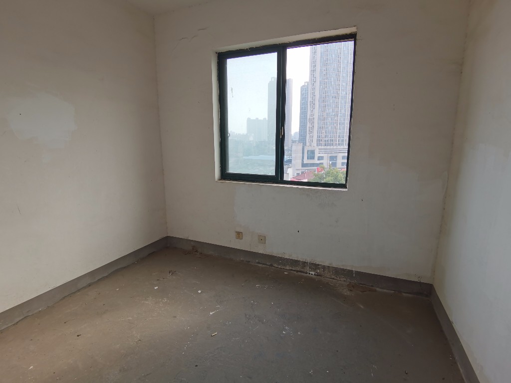 东方铭苑 3室2厅1卫 57.0万 东方铭苑 3室2厅1卫 57.0万客厅