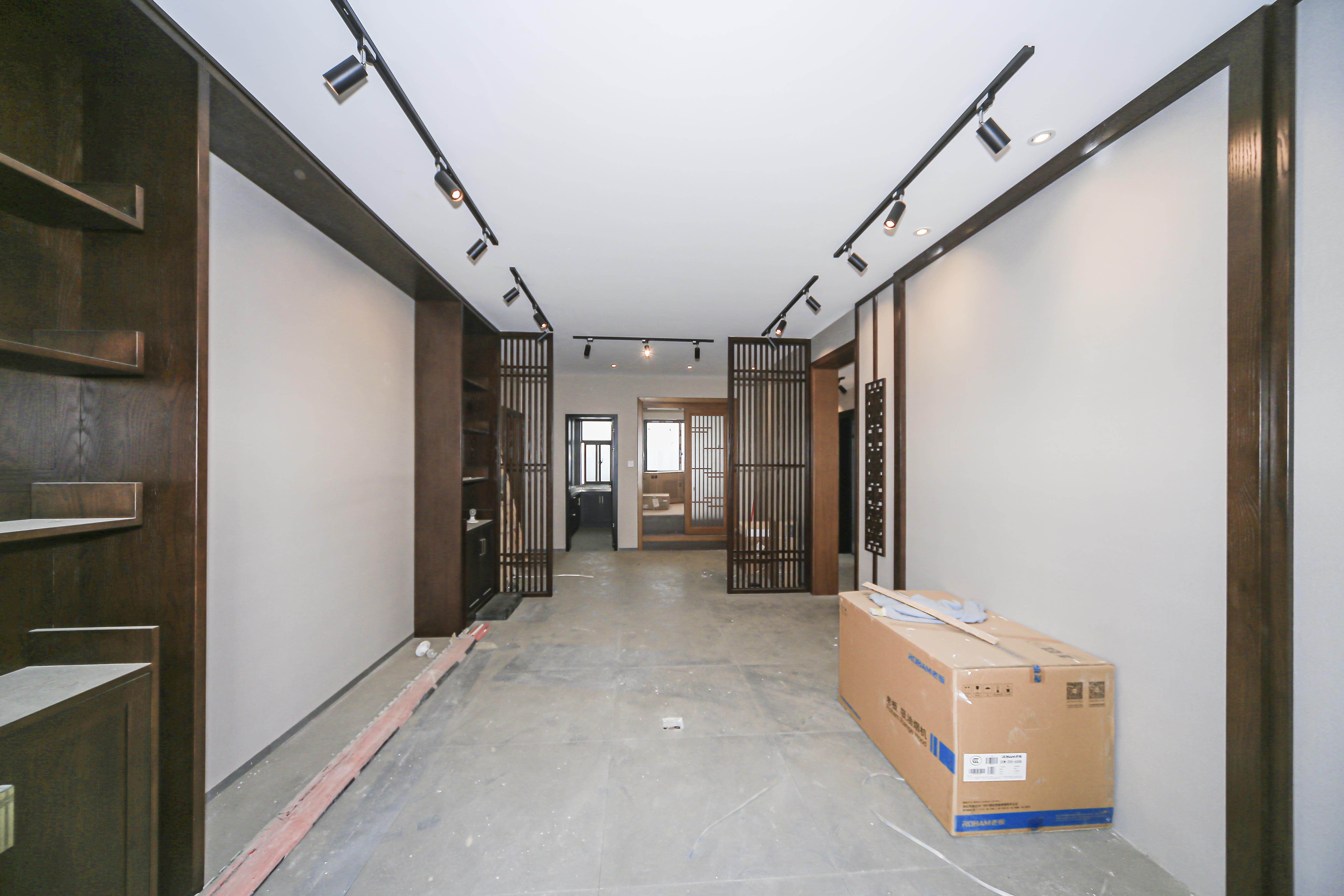 洋湖时代  4室2厅1卫    112.0万客厅