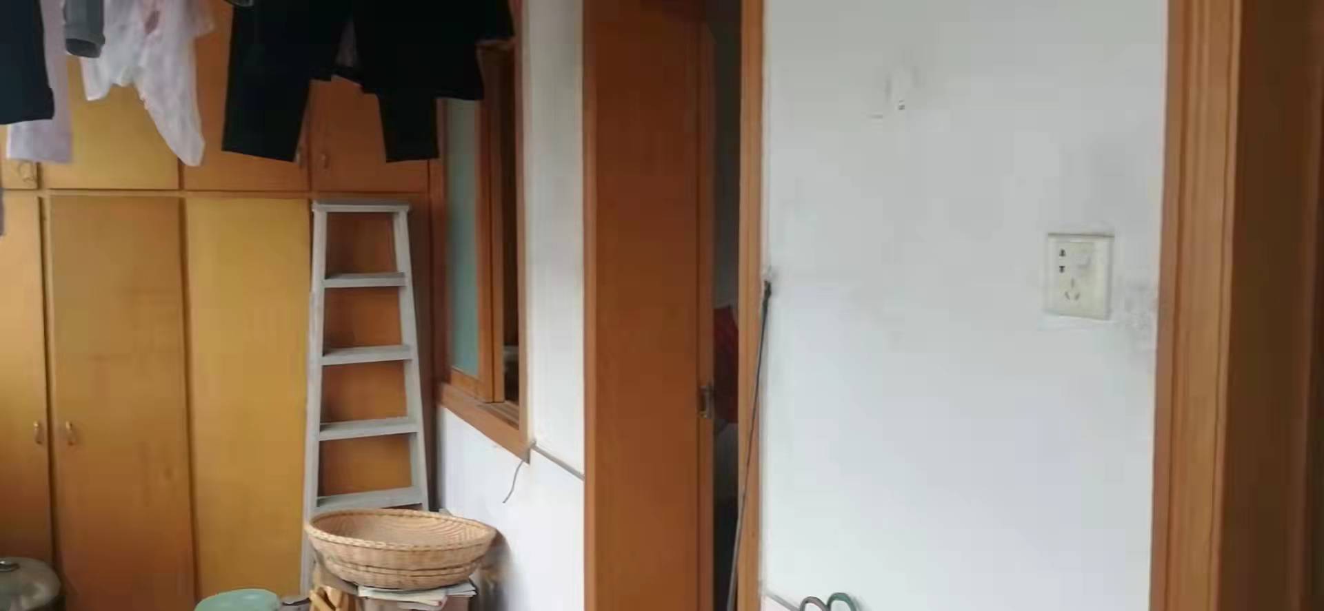 电力局家属楼  3室2厅2卫    72.0万 电力局家属楼  3室2厅2卫    72.0万阳台