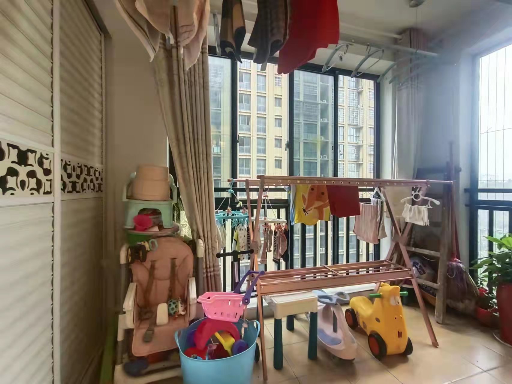 旺城天悦领秀香江  3室2厅2卫    68.0万 旺城天悦领秀香江  3室2厅2卫    68.0万客厅