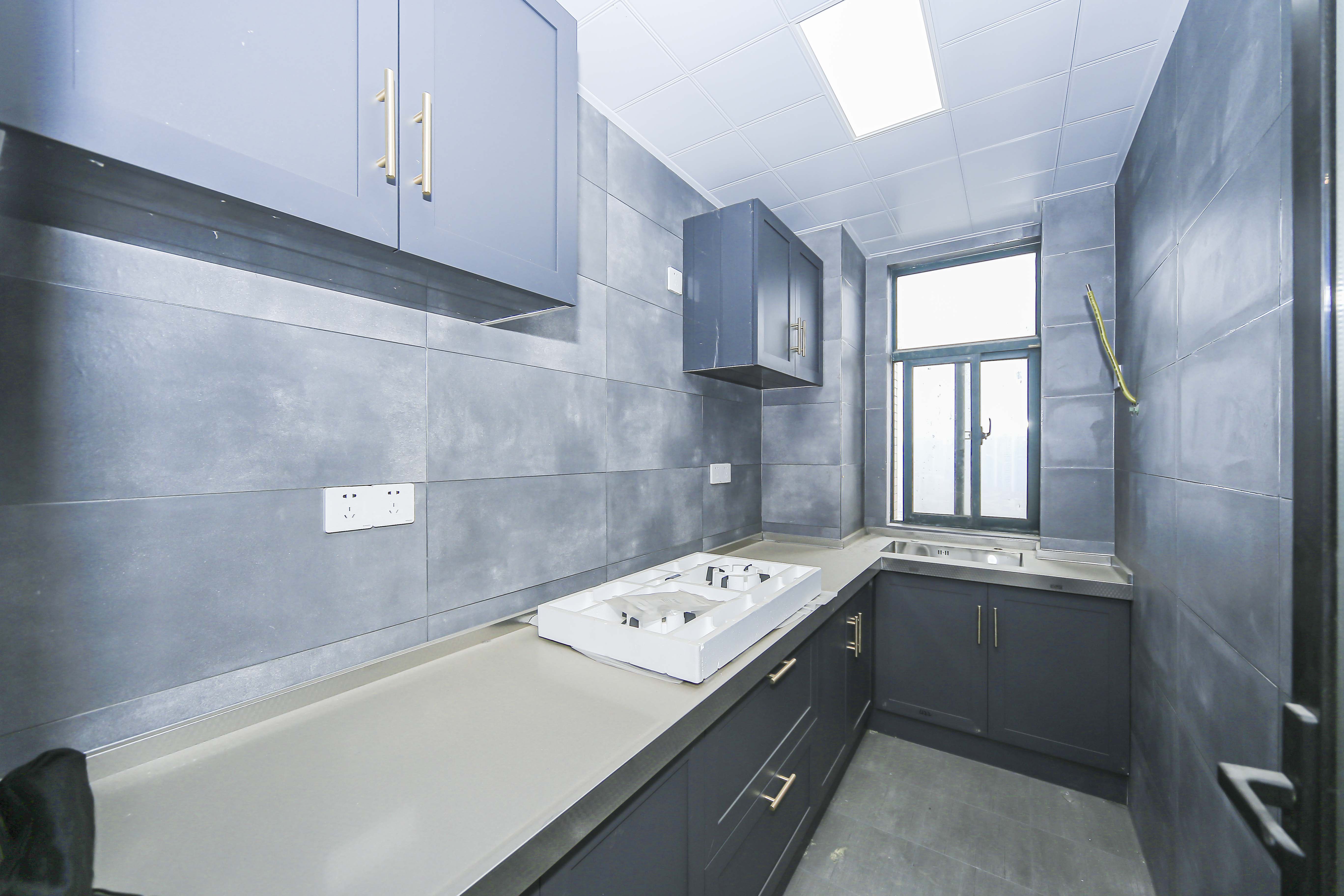 洋湖时代  4室2厅1卫    112.0万厨房