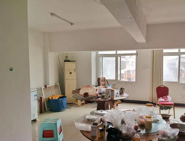 鸿都苑  3室2厅2卫    56.8万 鸿都苑  3室2厅2卫    56.8万客厅