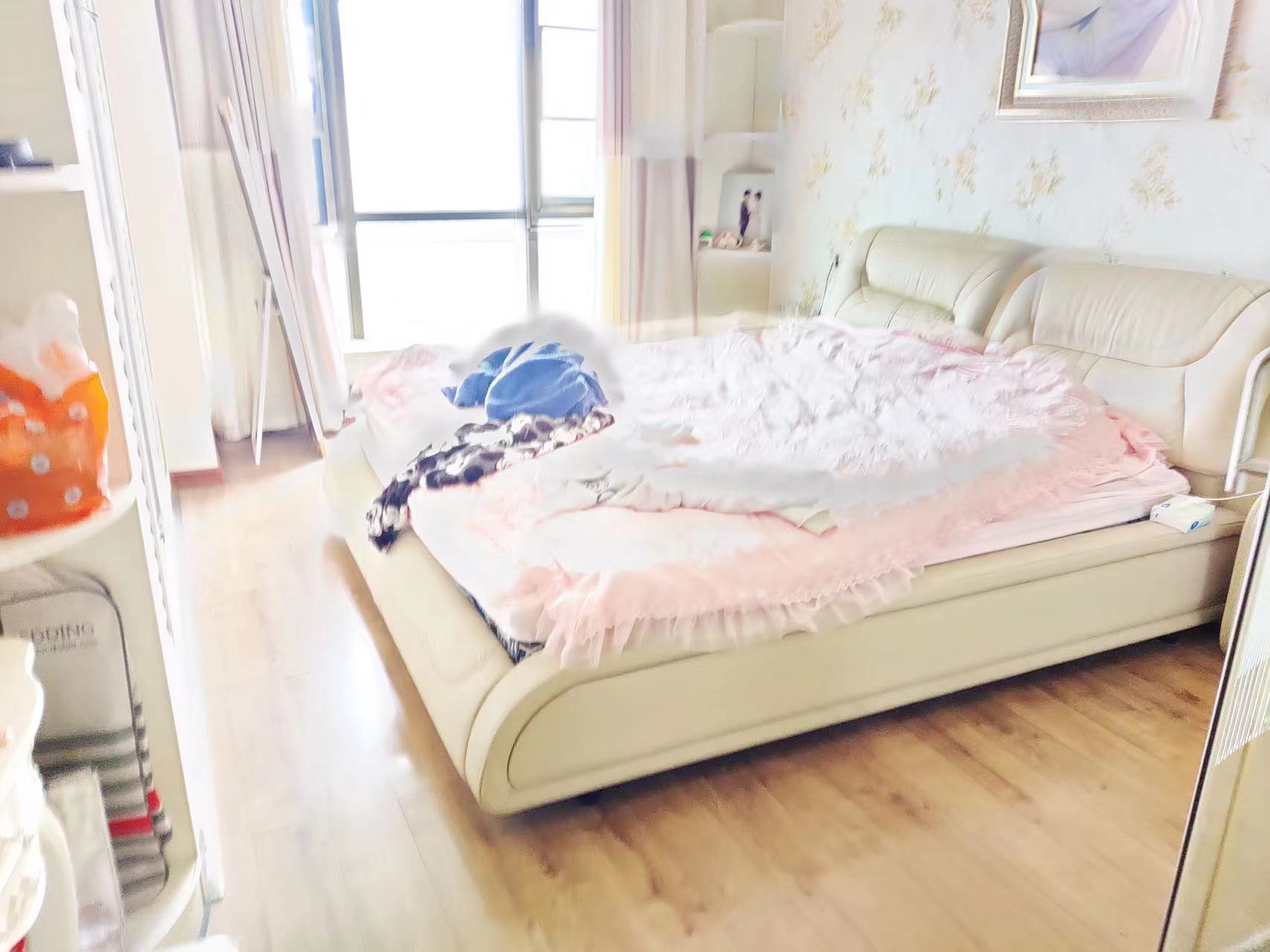 凯旋名门人民中路1006号 4室2厅2卫 105.0万 凯旋名门人民中路1006号 4室2厅2卫 105.0万客厅