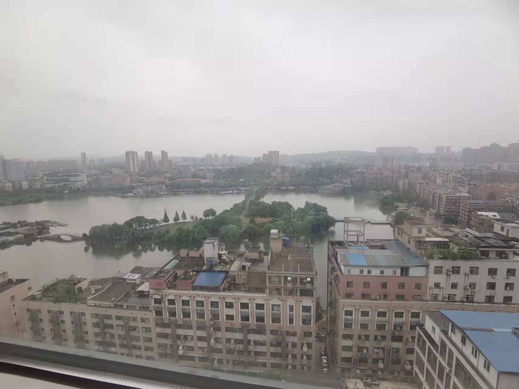 东湖公馆 3室2厅2卫 125.0万 东湖公馆 3室2厅2卫 125.0万客厅