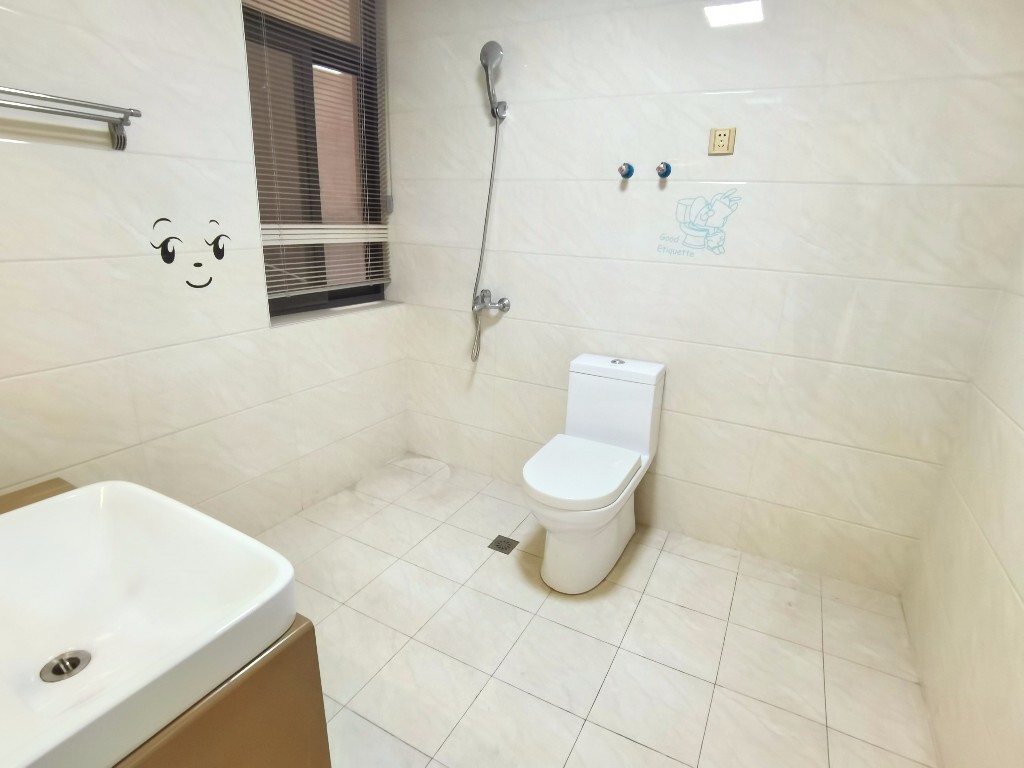 岭秀天下 3室2厅1卫 60.0万 岭秀天下 3室2厅1卫 60.0万客厅