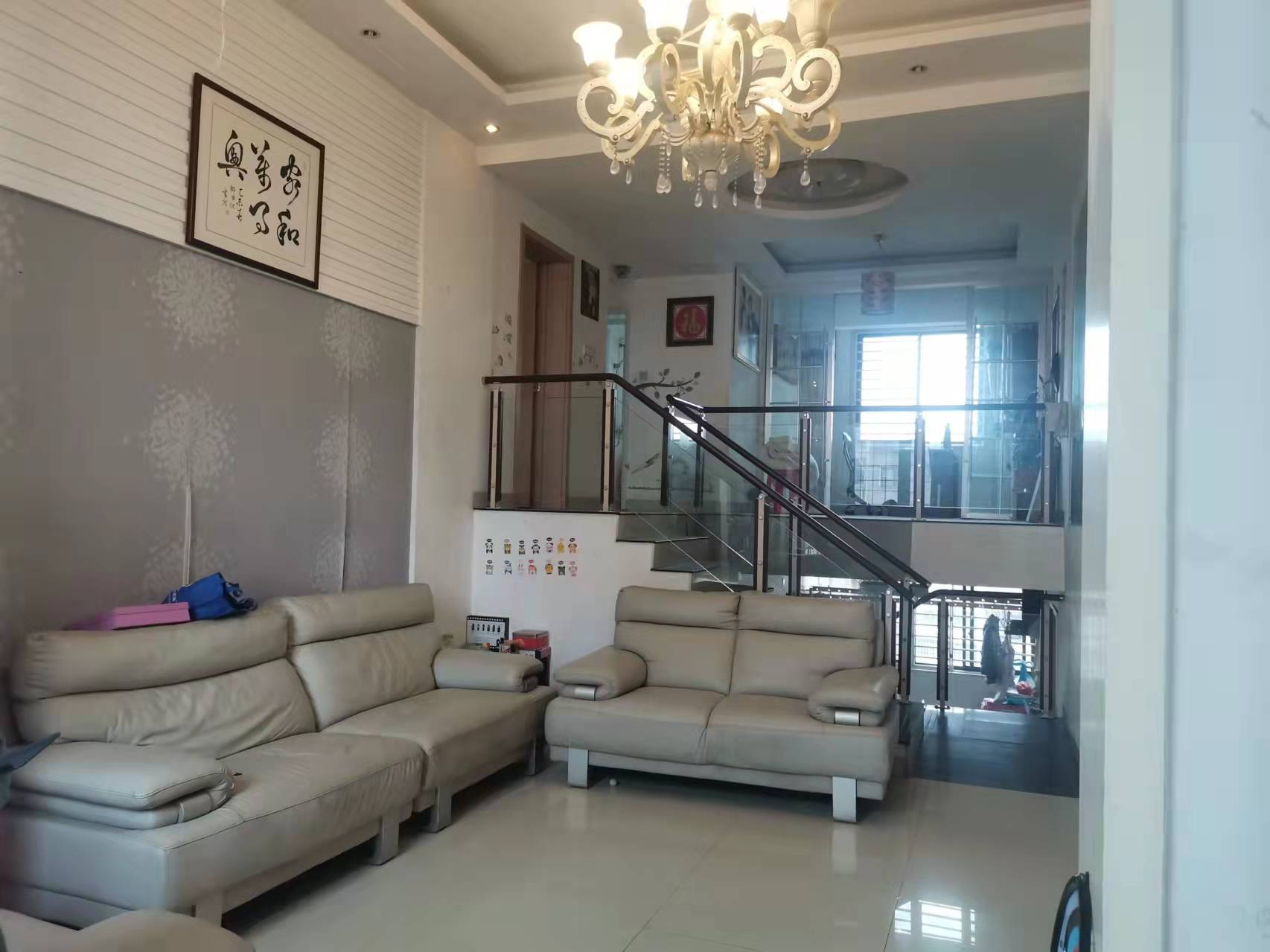 上城世家 5室2厅1卫 99.8万 上城世家 5室2厅1卫 99.8万客厅