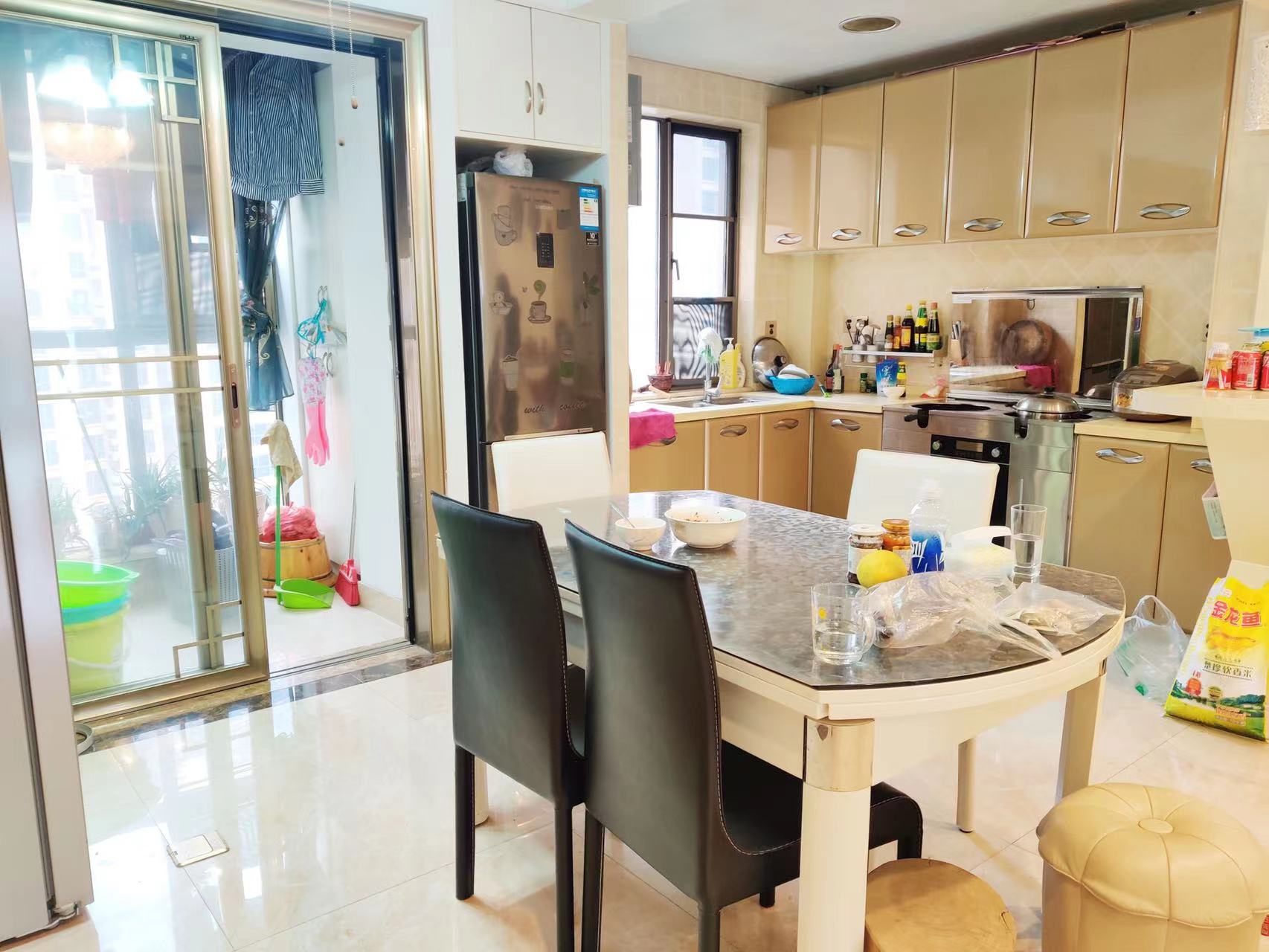 凯旋名门人民中路1006号 4室2厅2卫 105.0万 凯旋名门人民中路1006号 4室2厅2卫 105.0万客厅