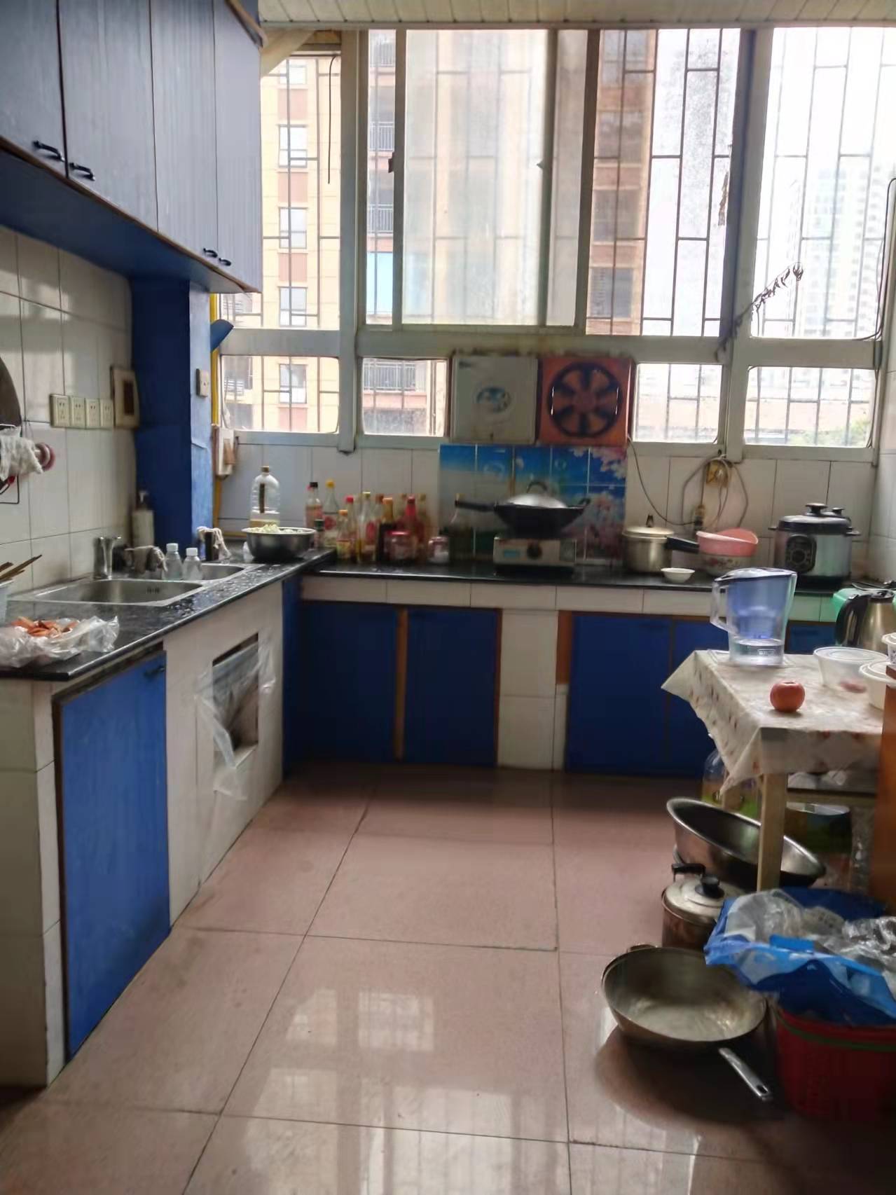 电力局家属楼 3室2厅2卫 79.8万 电力局家属楼 3室2厅2卫 79.8万厨房