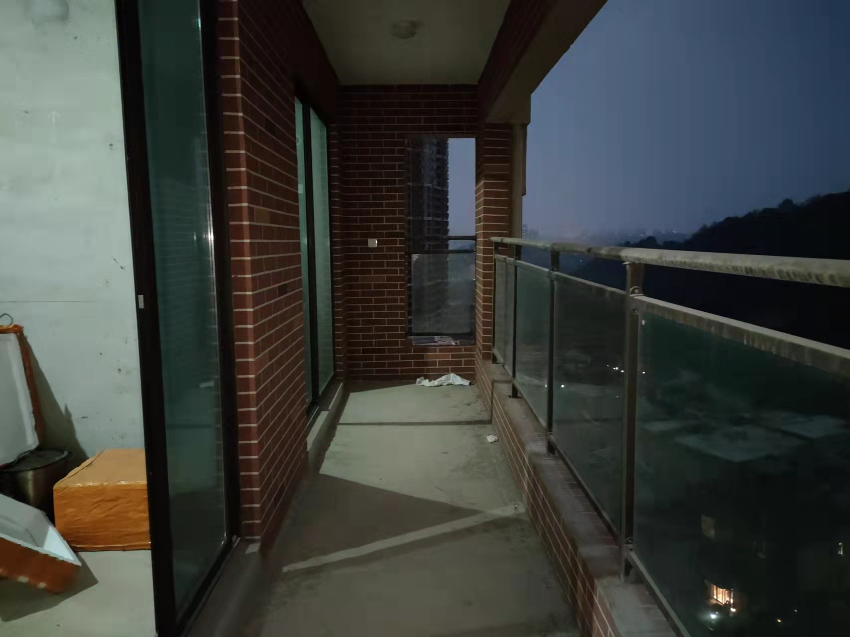 翡翠公园(北大资源)  3室2厅2卫    68.0万 翡翠公园(北大资源)  3室2厅2卫    68.0万客厅