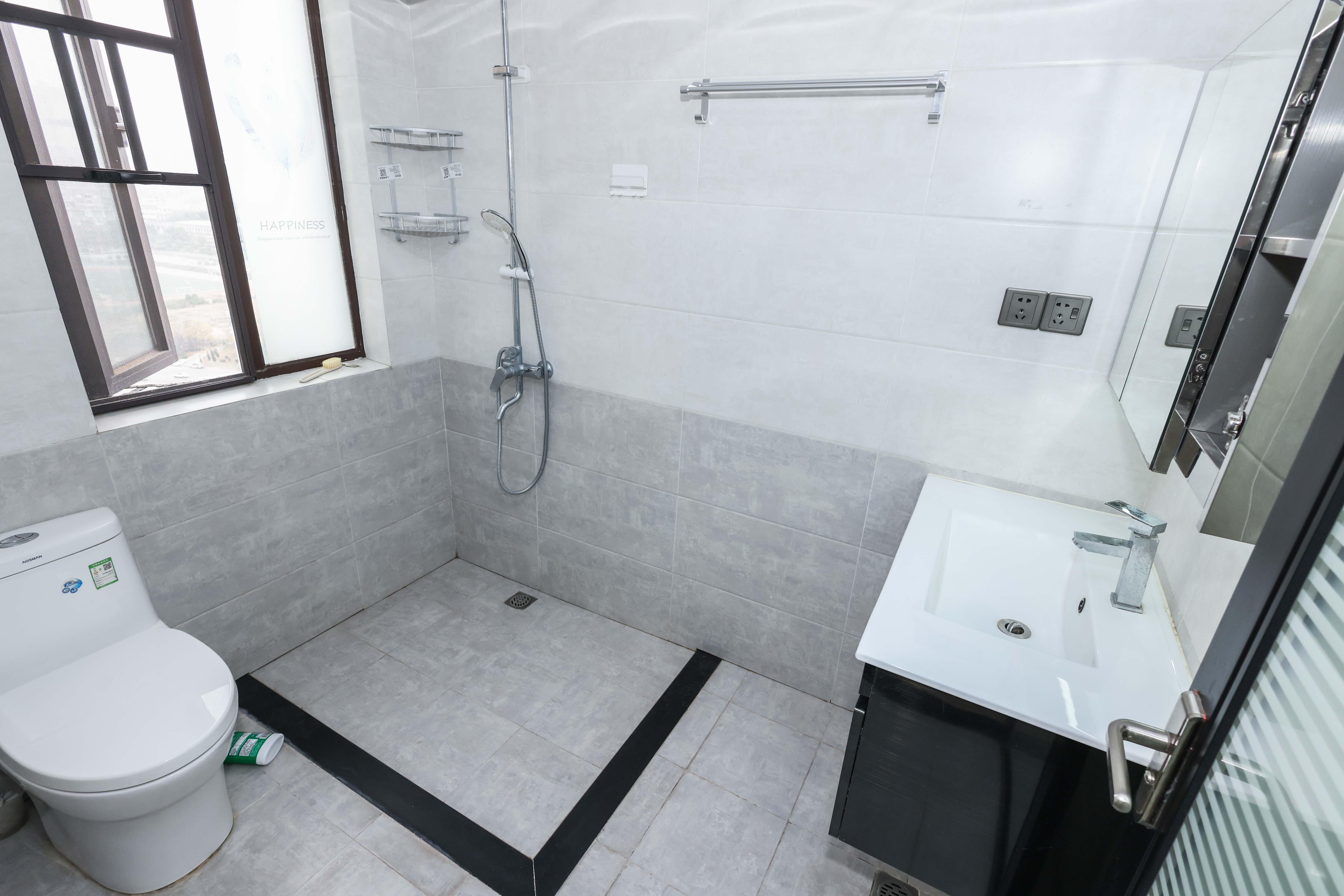 梅溪鑫苑名家  3室2厅2卫    168.0万卫生间