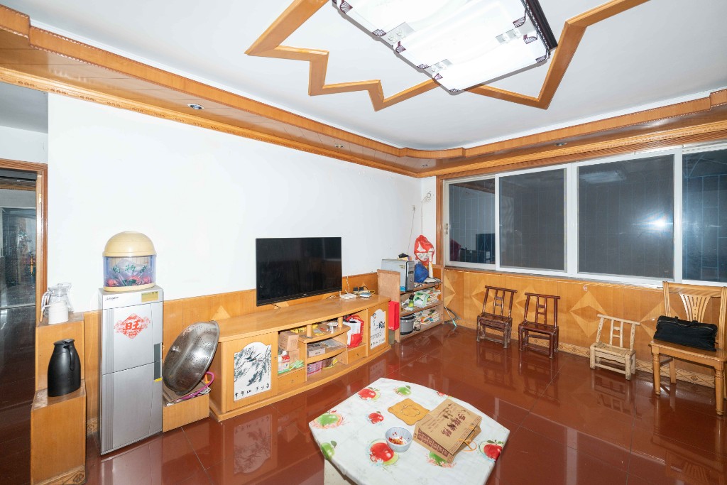 鸿园小区  3室2厅2卫   147.90万客厅
