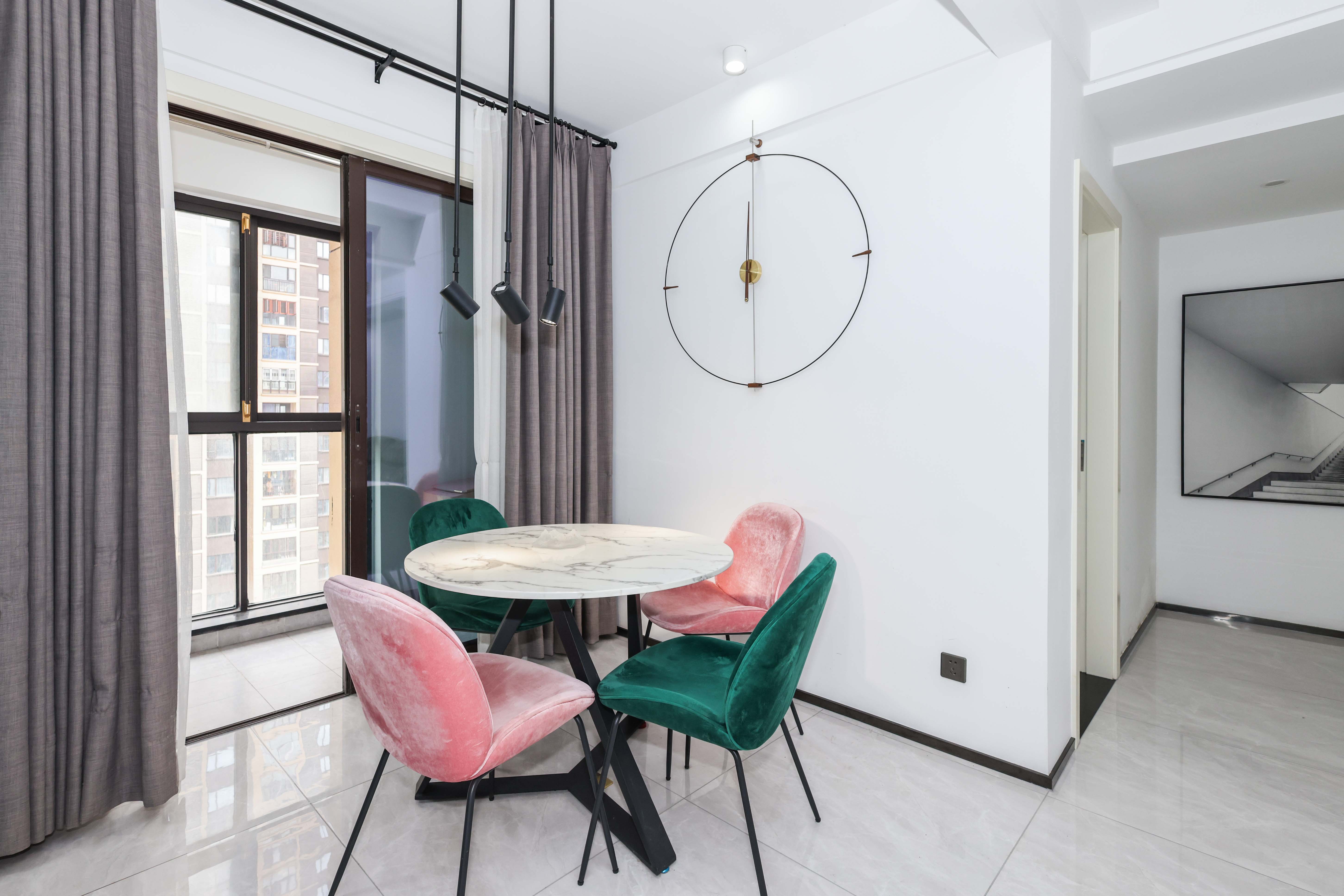 梅溪鑫苑名家  3室2厅2卫    168.0万客厅