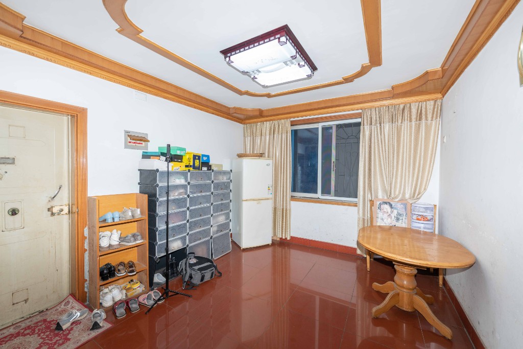 鸿园小区  3室2厅2卫   147.90万客厅