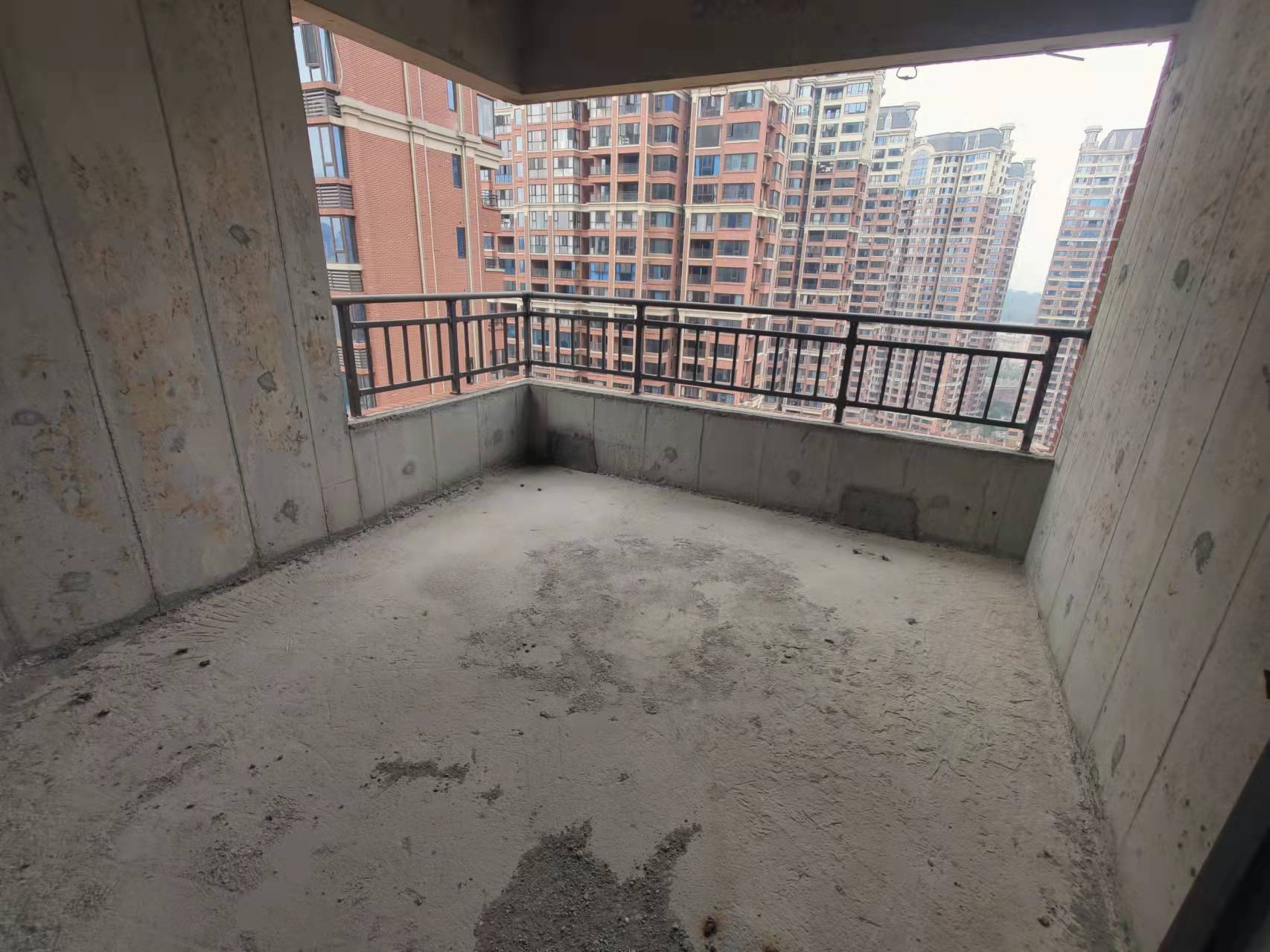 翡翠公园(北大资源) 5室2厅2卫 120.0万 翡翠公园(北大资源) 5室2厅2卫 120.0万客厅