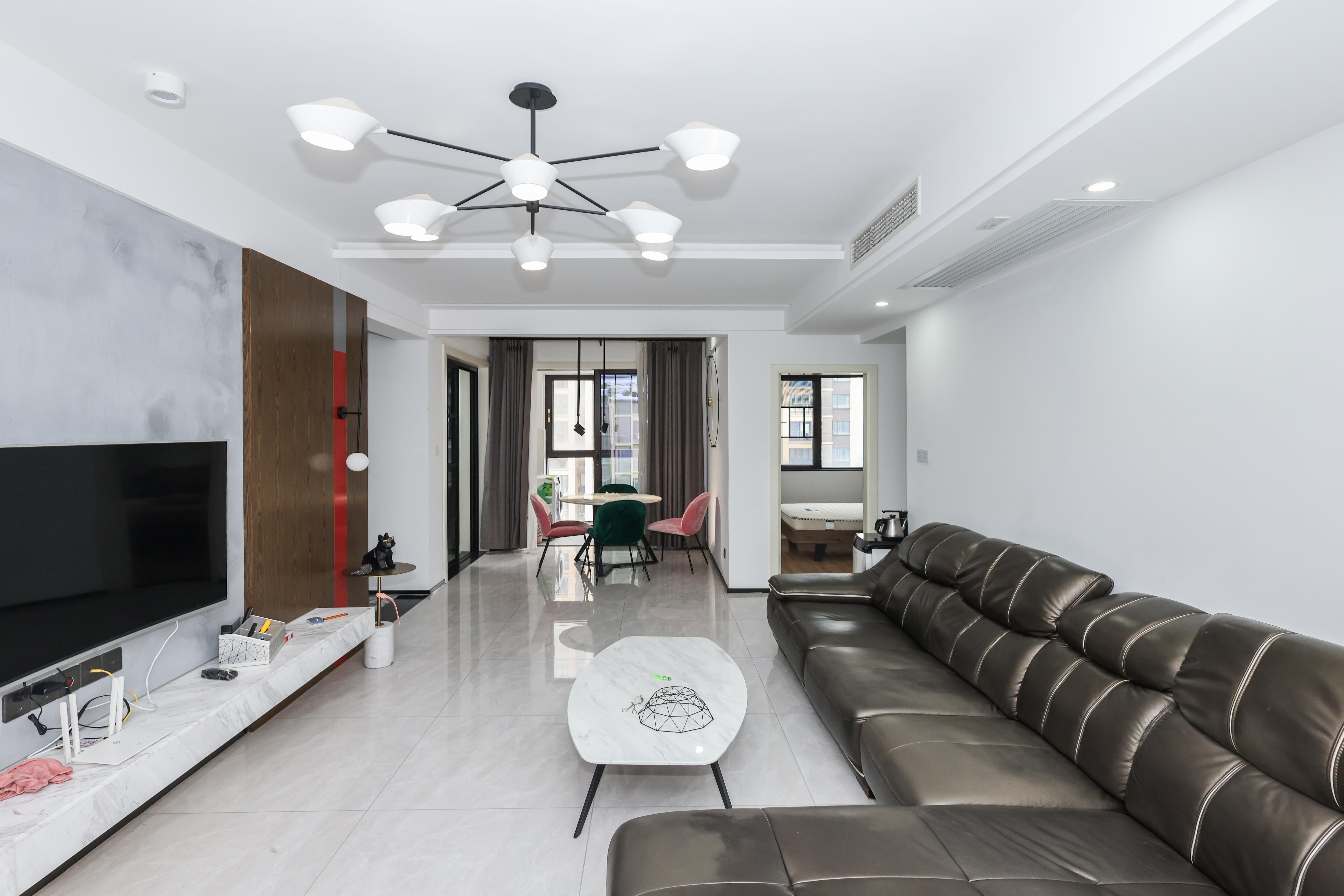 梅溪鑫苑名家  3室2厅2卫    168.0万客厅