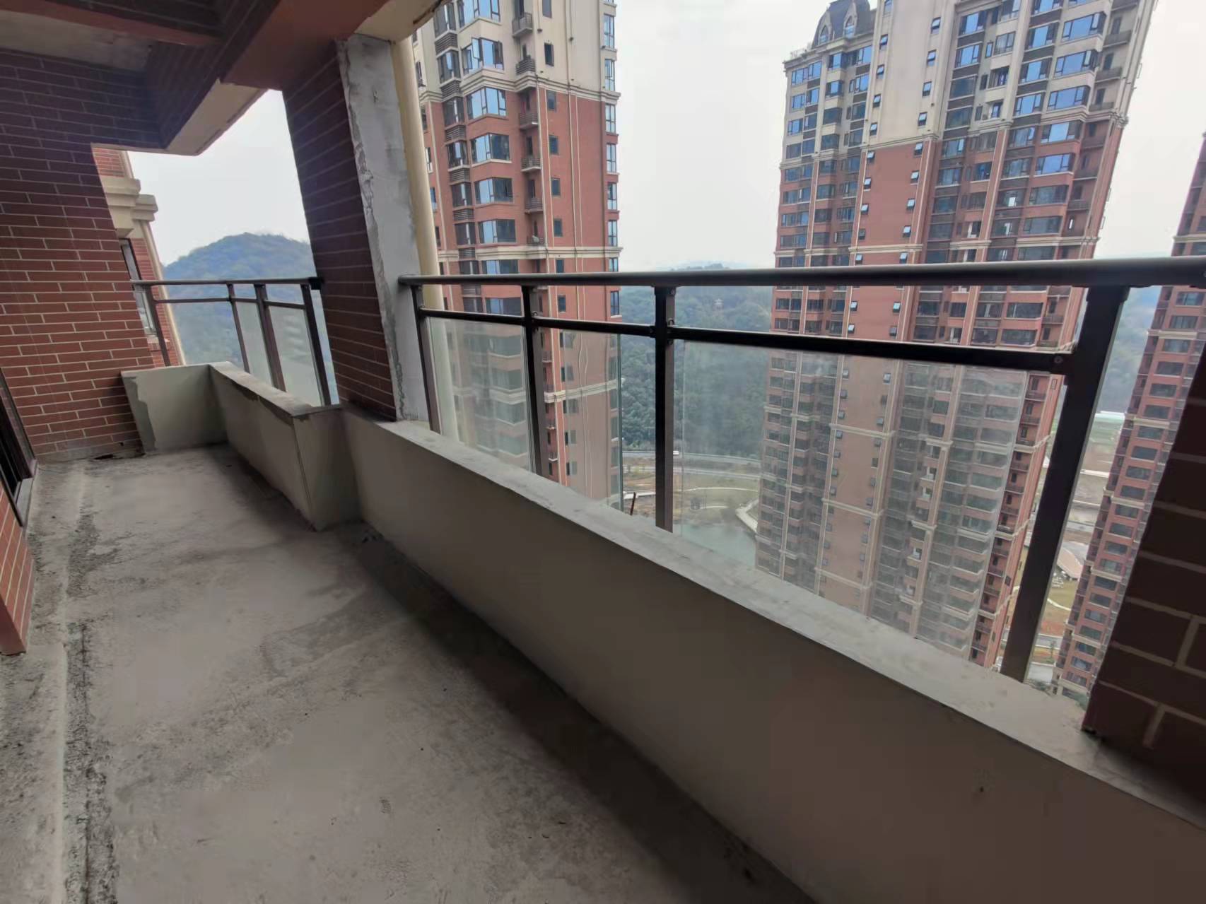 翡翠公园(北大资源) 5室2厅2卫 120.0万 翡翠公园(北大资源) 5室2厅2卫 120.0万客厅