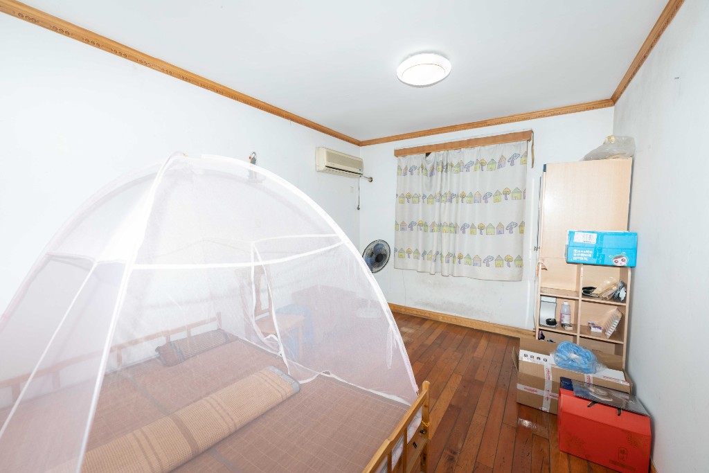 鸿园小区  3室2厅2卫   147.90万卧室
