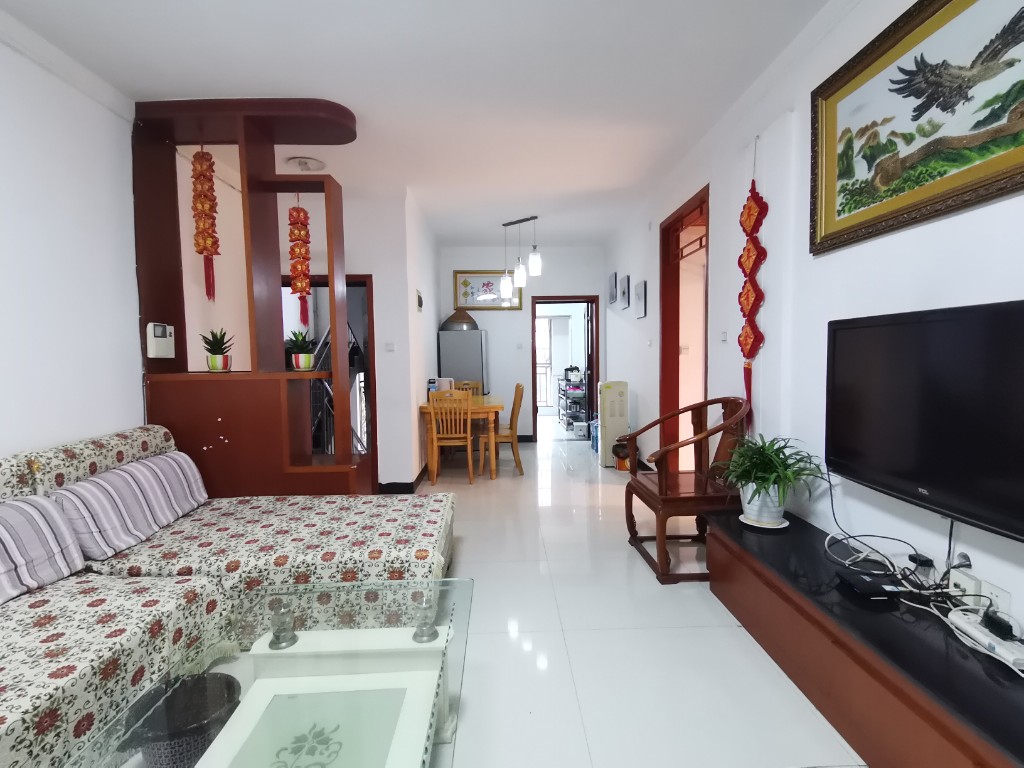 阳光爱琴海 2室2厅1卫 43.8万 阳光爱琴海 2室2厅1卫 43.8万客厅