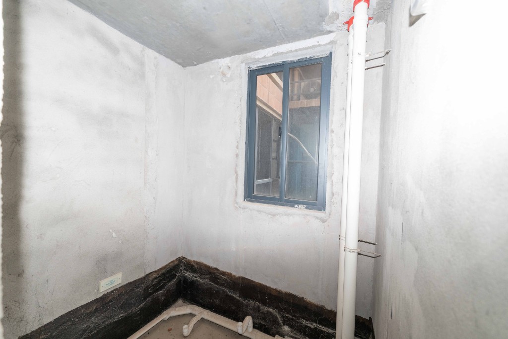 翡翠云天  3室2厅1卫    95.0万卫生间