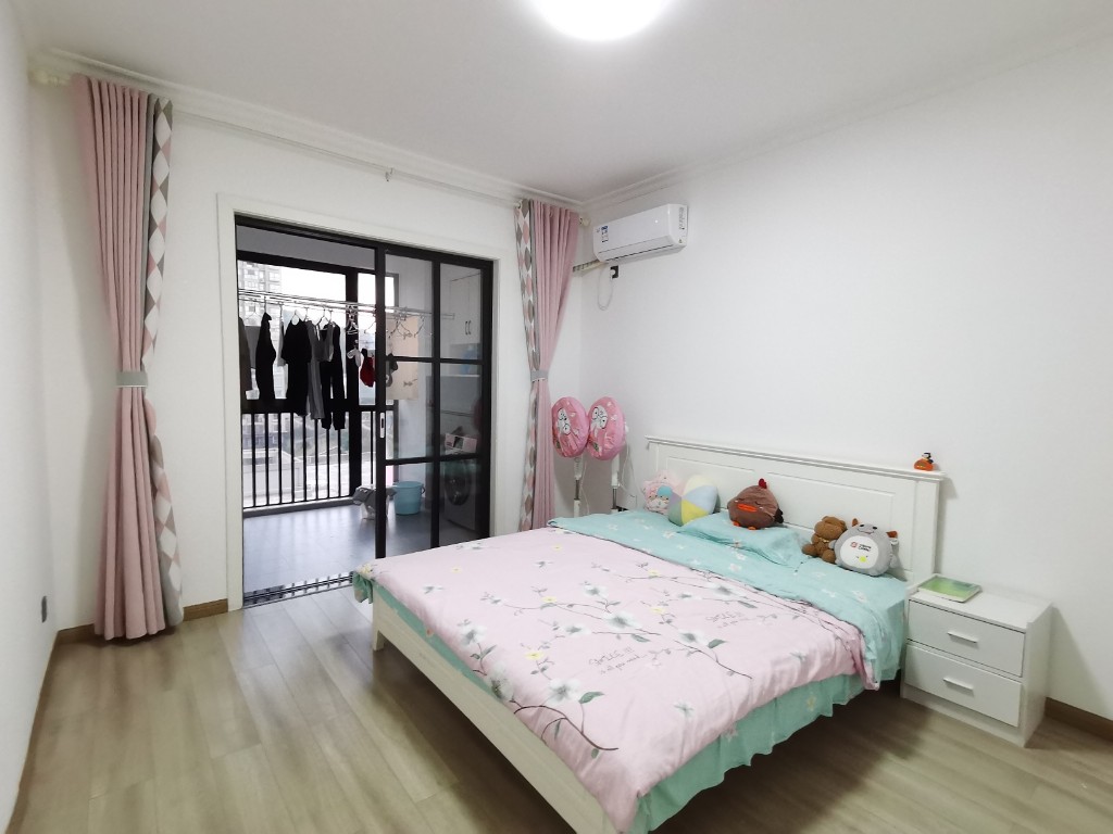 上善国际(翰林府) 4室2厅2卫 81.8万 上善国际(翰林府) 4室2厅2卫 81.8万客厅