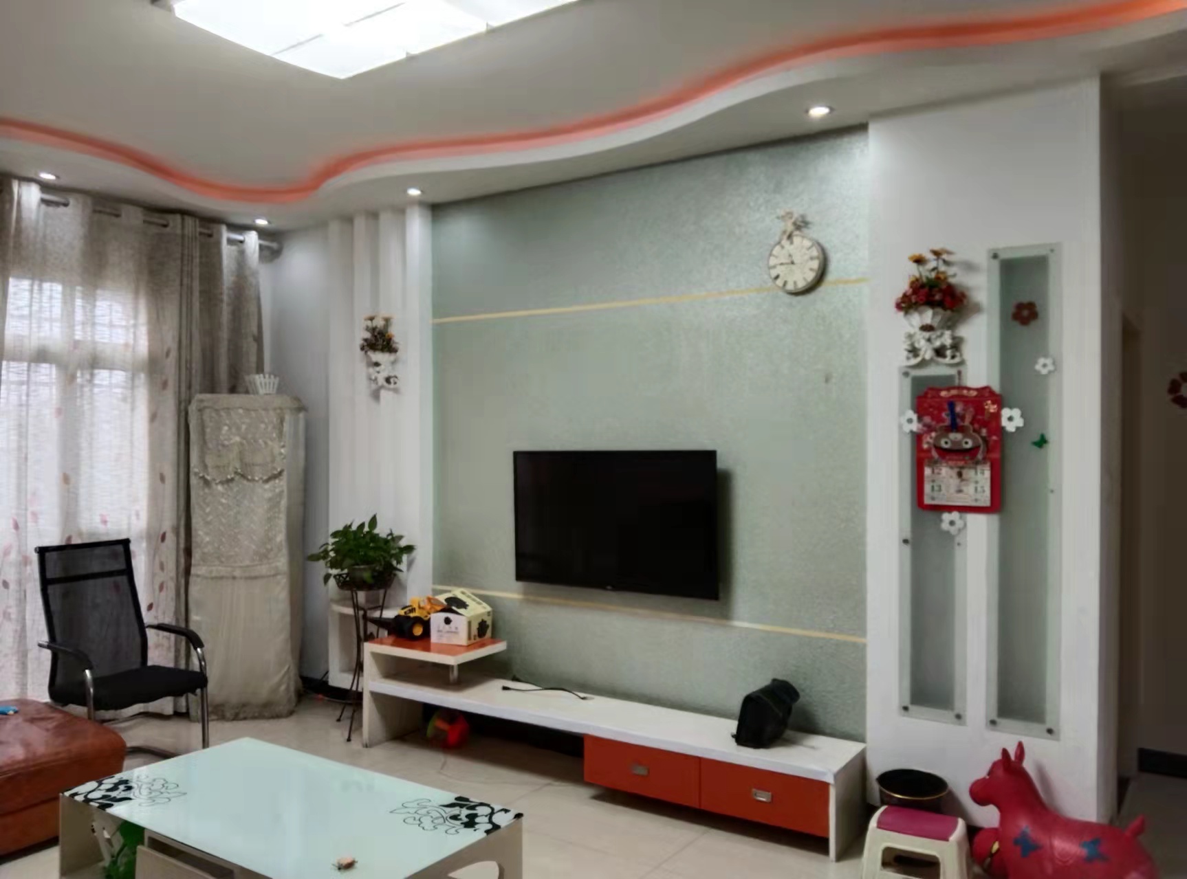 东环新城 4室2厅1卫 42.0万 东环新城 4室2厅1卫 42.0万客厅