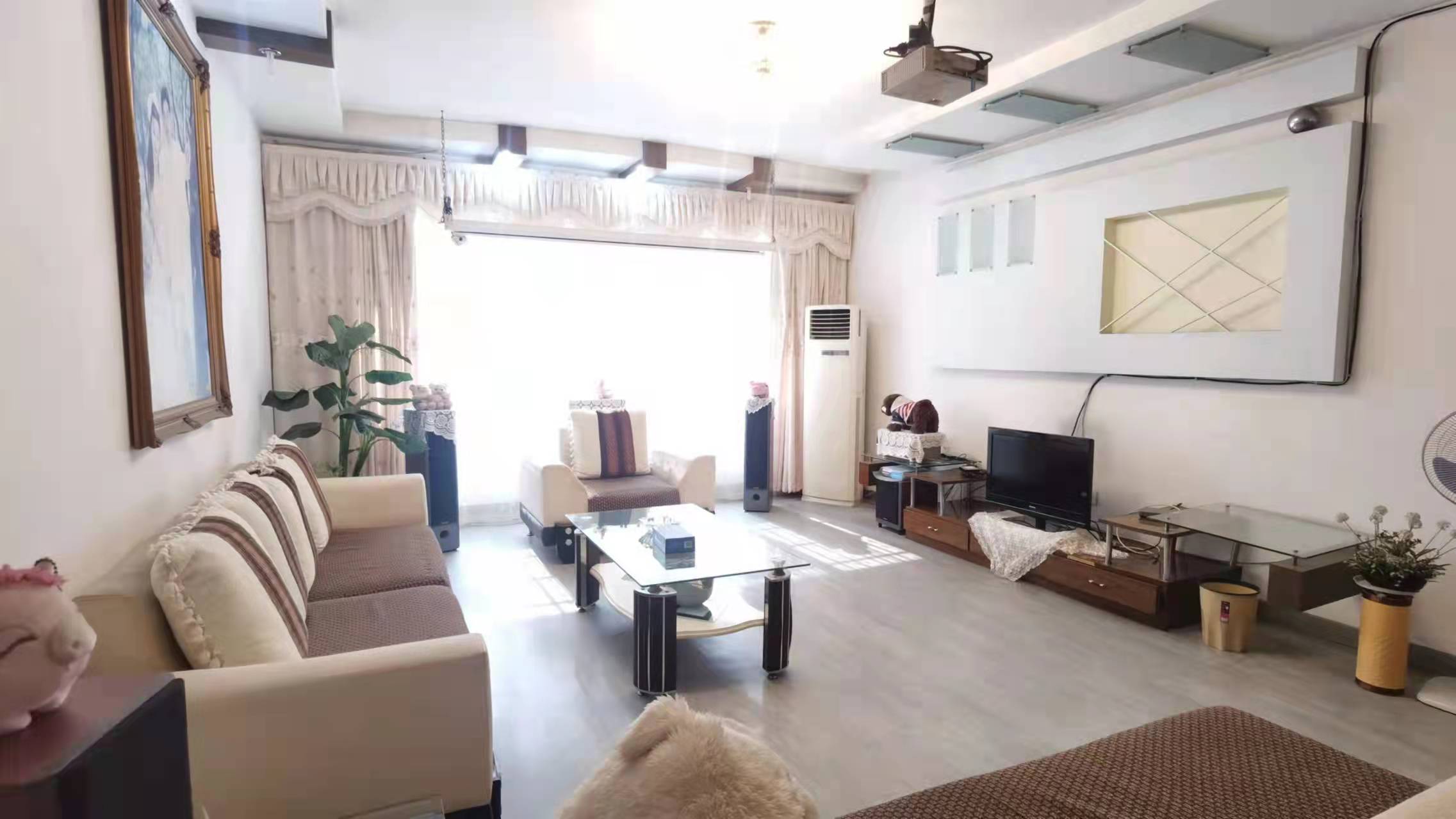 依江苑 4室2厅2卫 88.0万 依江苑 4室2厅2卫 88.0万客厅